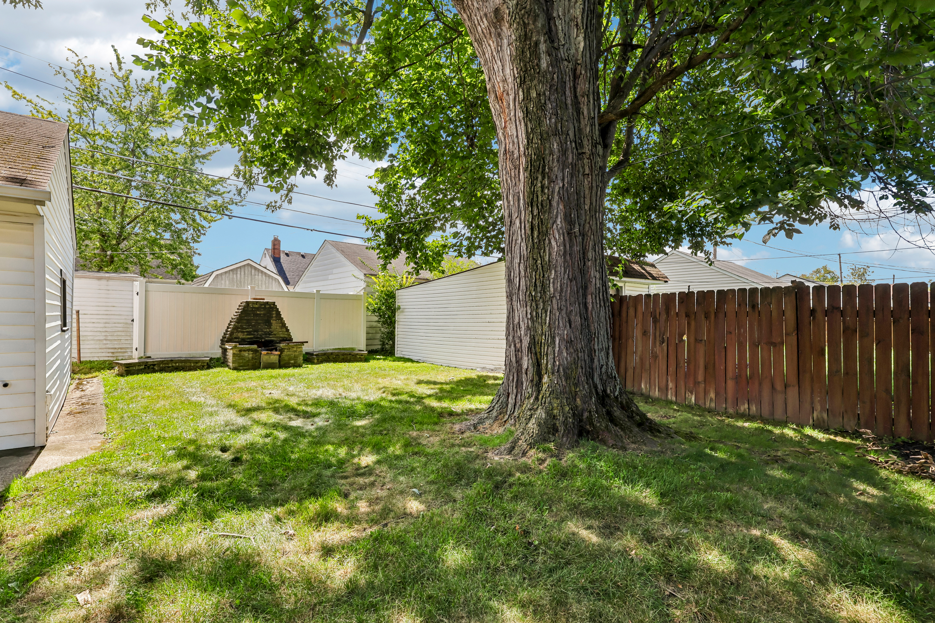 Photo 15 of 39 of 8223 Manorford Dr, Cleveland, OH