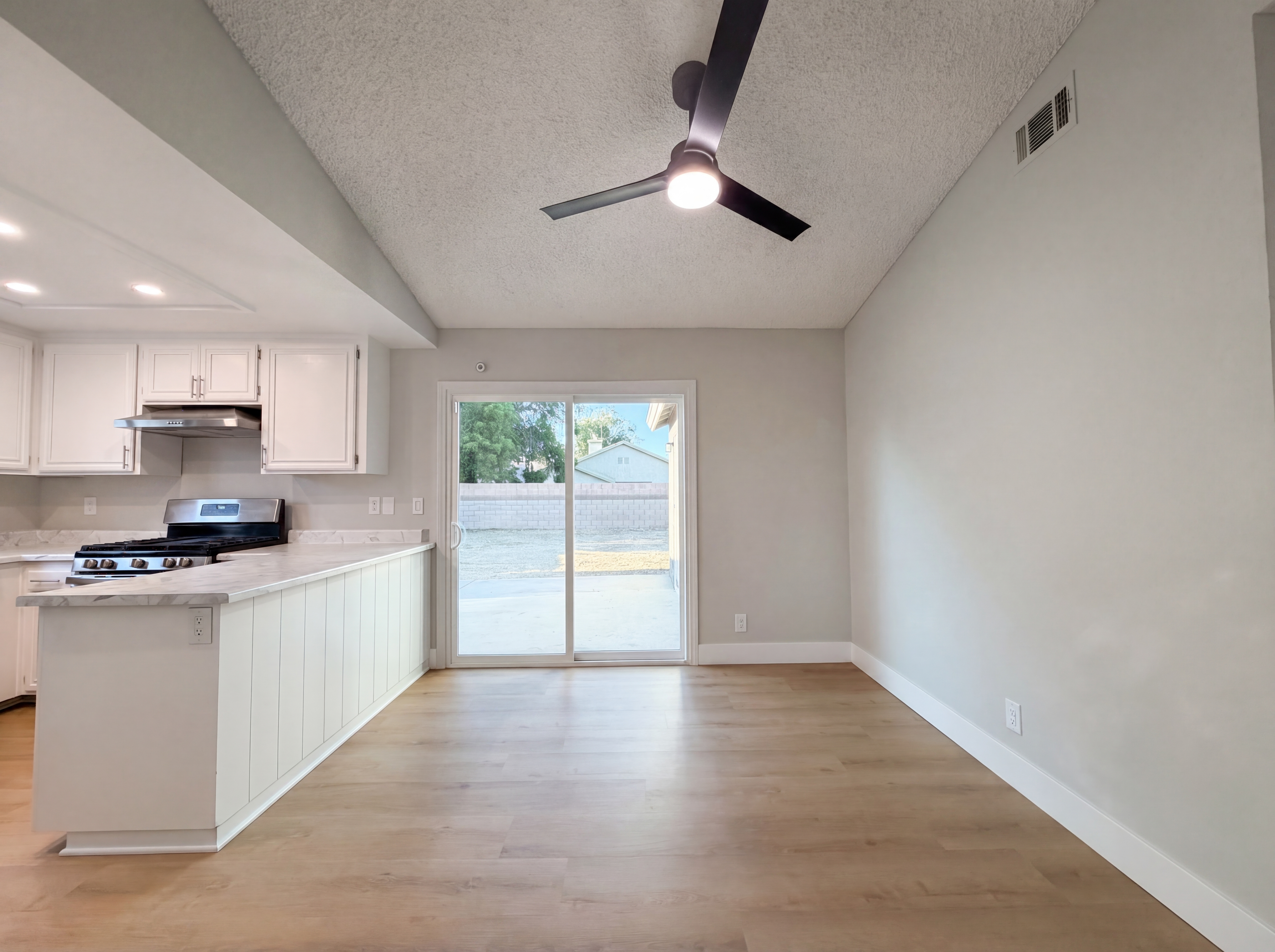 Photo 6 of 23 of 2553 E Avenue J4, Lancaster, CA