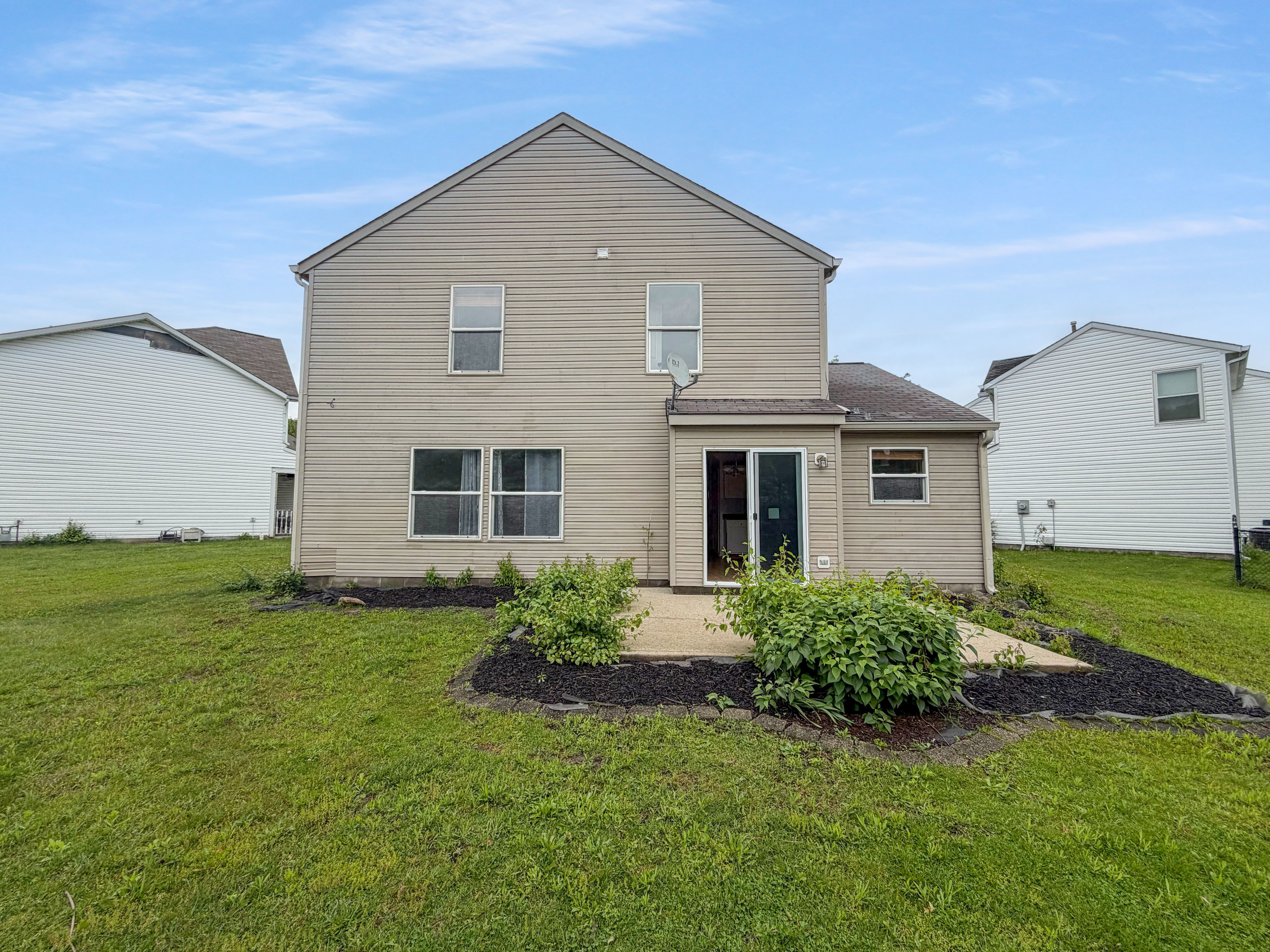 Photo 5 of 24 of 3211 Waterloo Cir, Indianapolis, IN