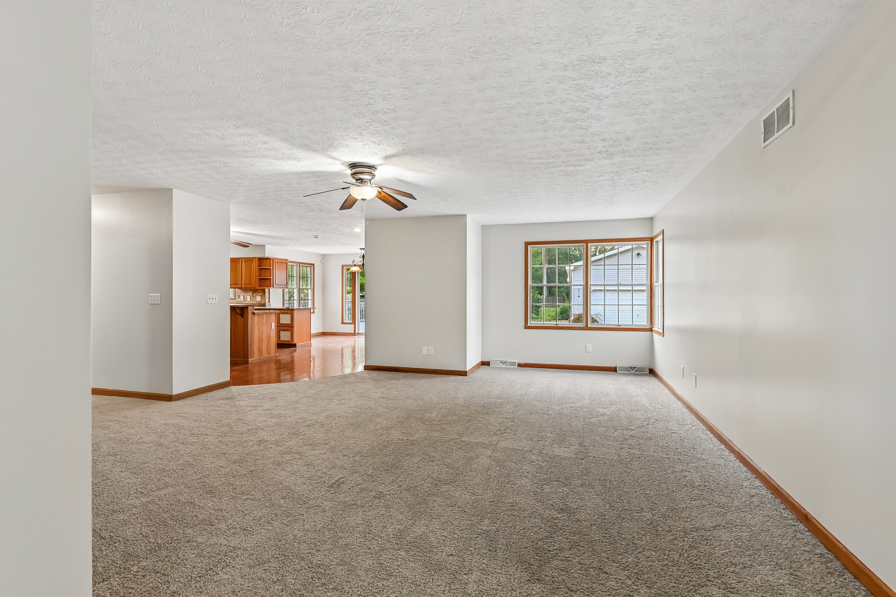 Photo 15 of 42 of 2145 Overland Ave NE, Warren, OH
