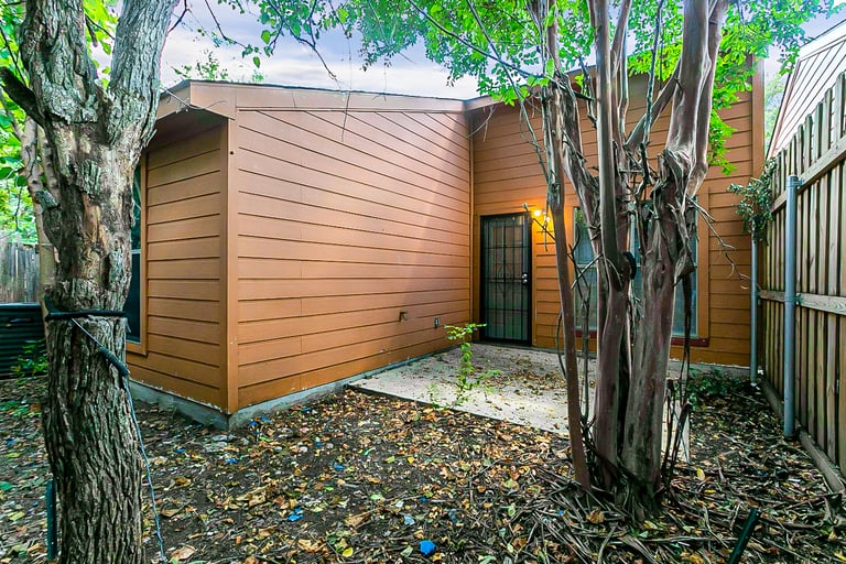 Photo 7 of 21 - 6321 Benavides Dr, Dallas, TX 75217