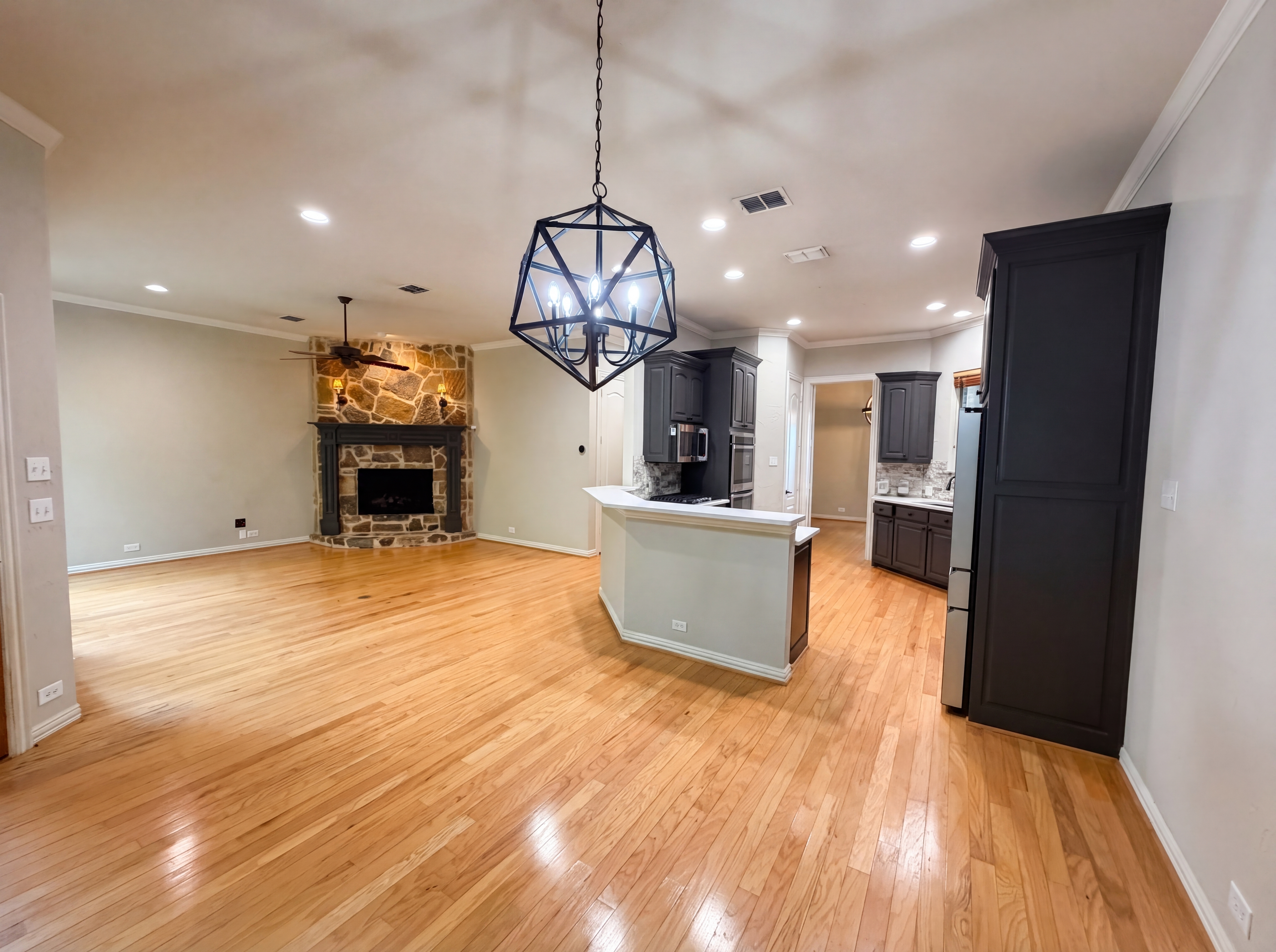 Photo 13 of 29 of 1309 Winding Brook Dr, Garland, TX