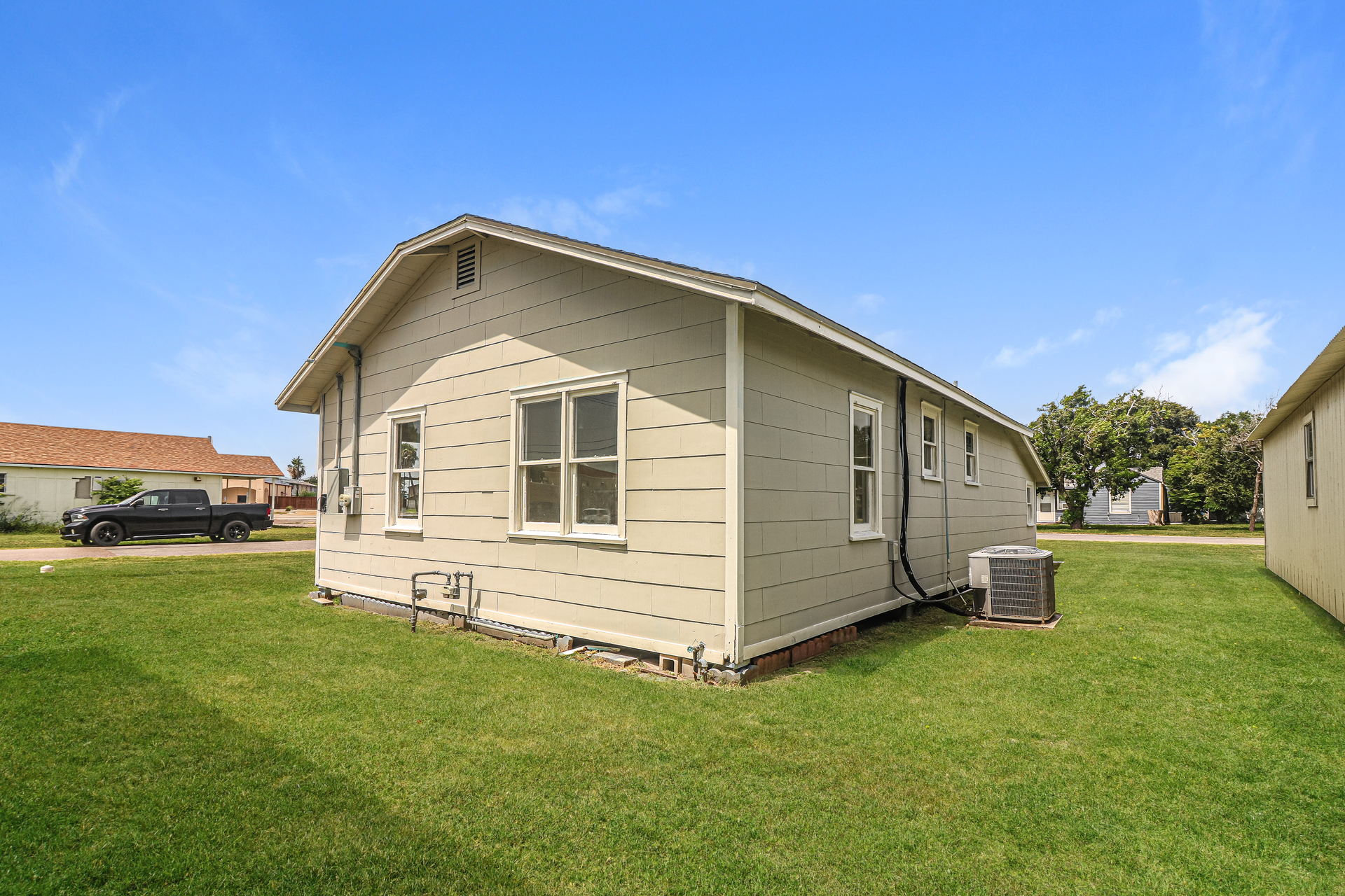 Photo 5 of 21 of 716 8th St, Portland, TX