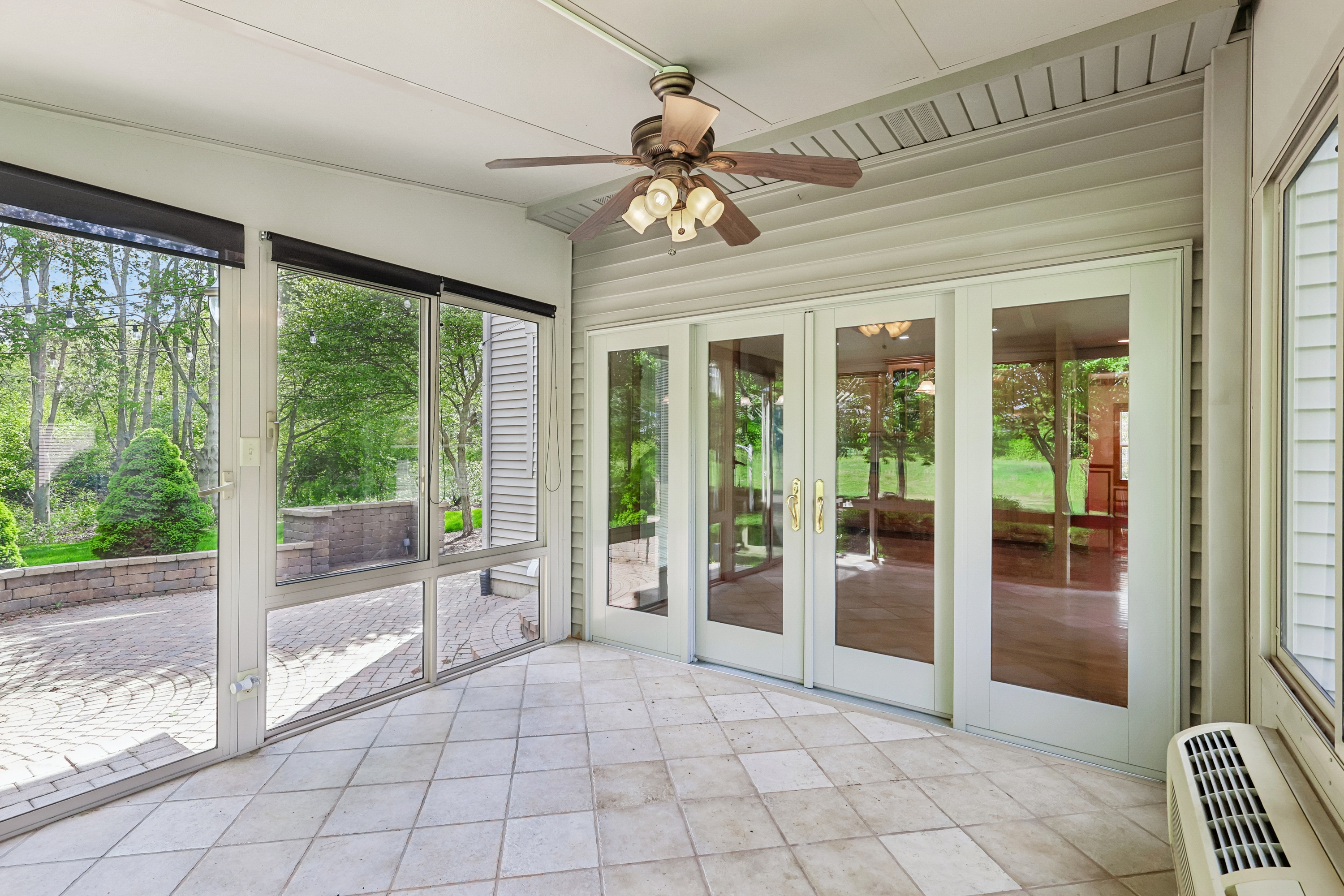 Photo 27 of 41 of 426 Heatherwood Dr, Oswego, IL