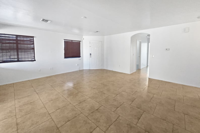 Property photo 3 of 302 W Iowa St