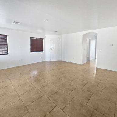 Property photo 3 of 302 W Iowa St