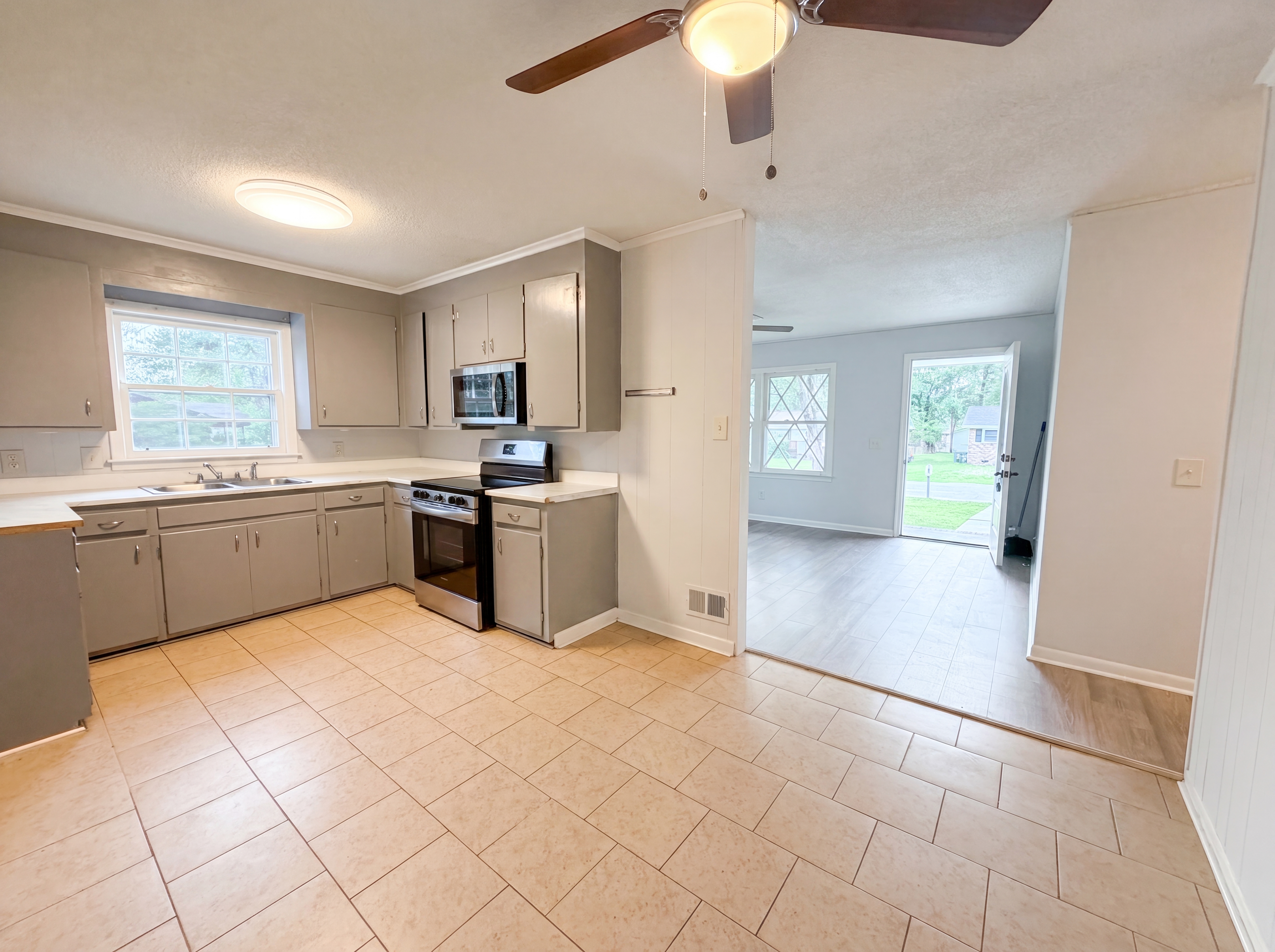 Photo 2 of 18 of 320 Redwood Ct, Columbia, SC