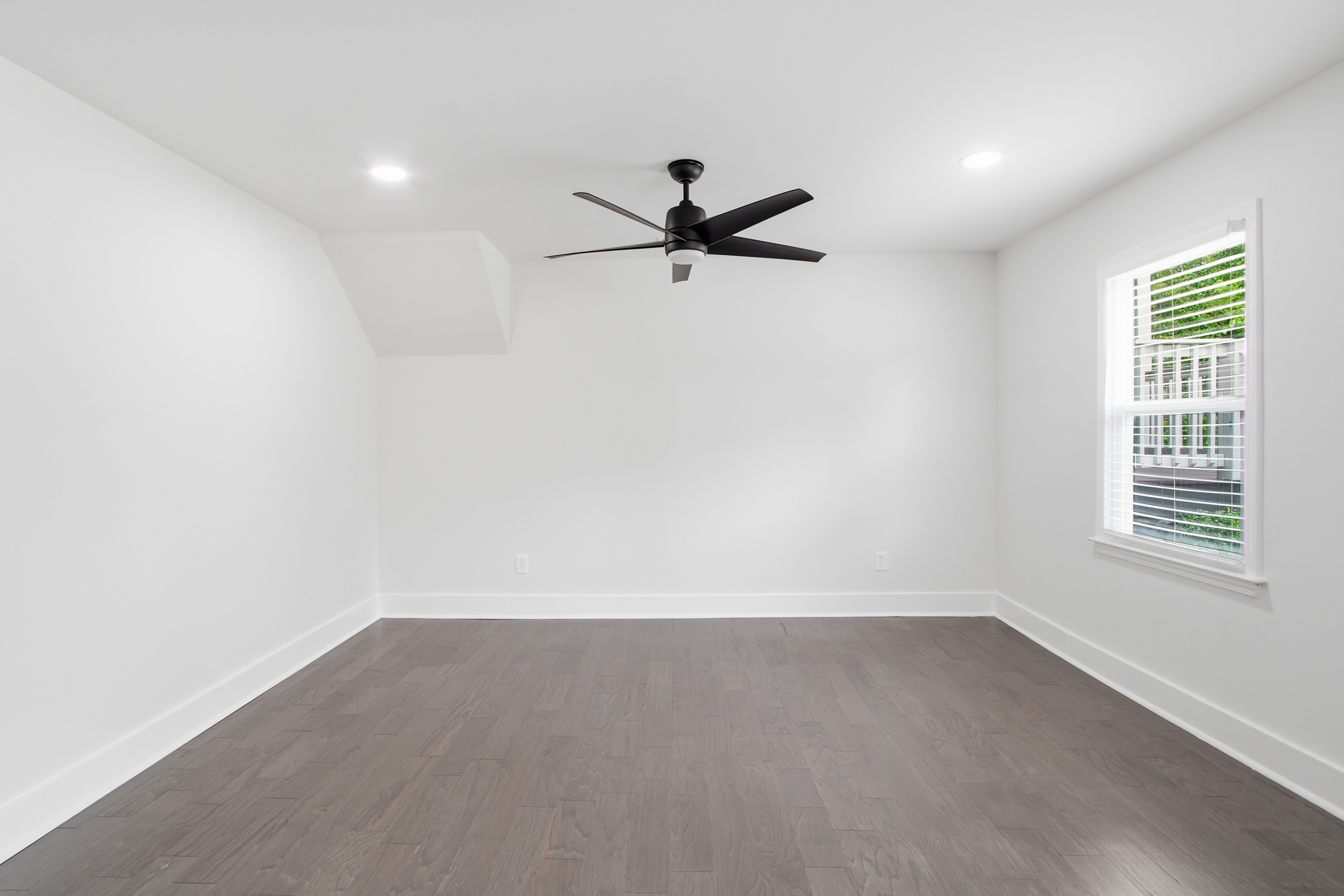 Photo 15 of 33 of 1239 Ashbrook Dr, Lawrenceville, GA
