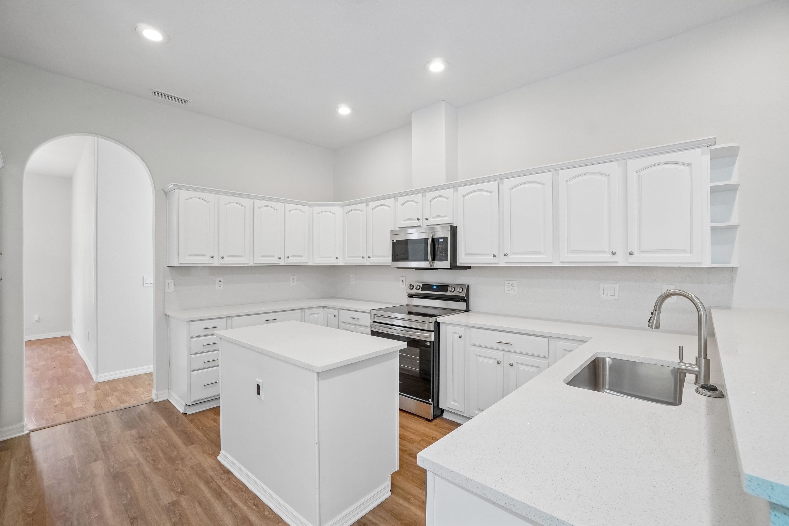 Photo 5 of 35 of 17718 Crystal Cove Pl, Lutz, FL