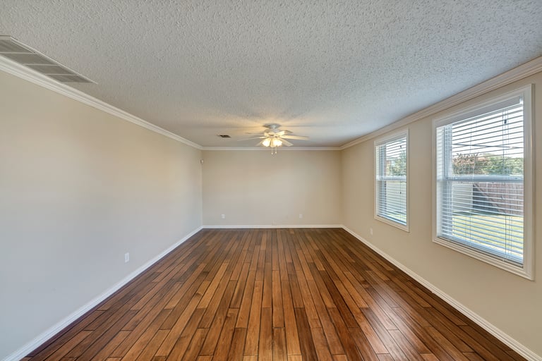 Photo 12 of 33 - 2056 Crosbyton Ln, Grand Prairie, TX 75052