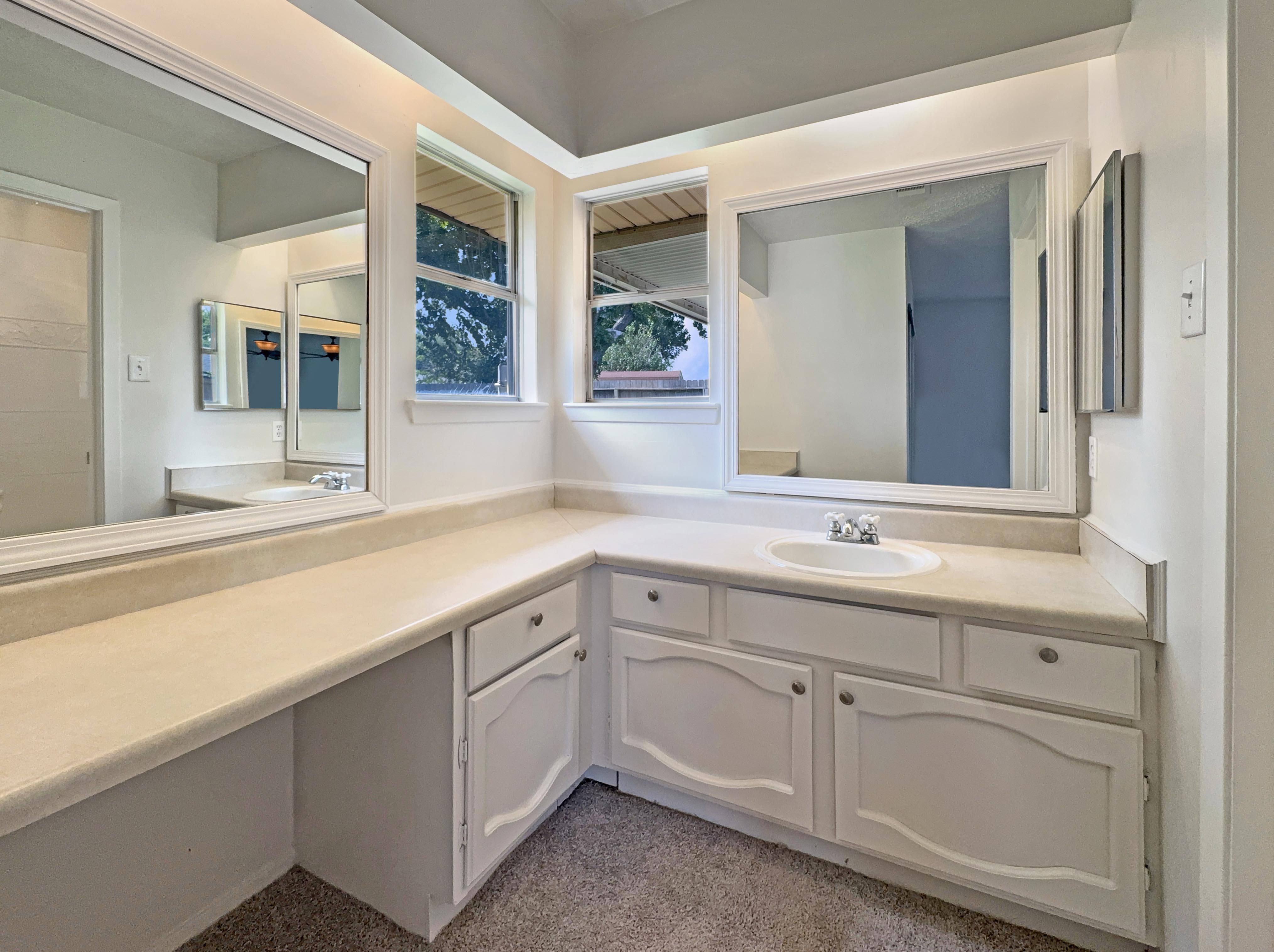 Photo 7 of 19 of 10110 Willmont Rd, La Porte, TX