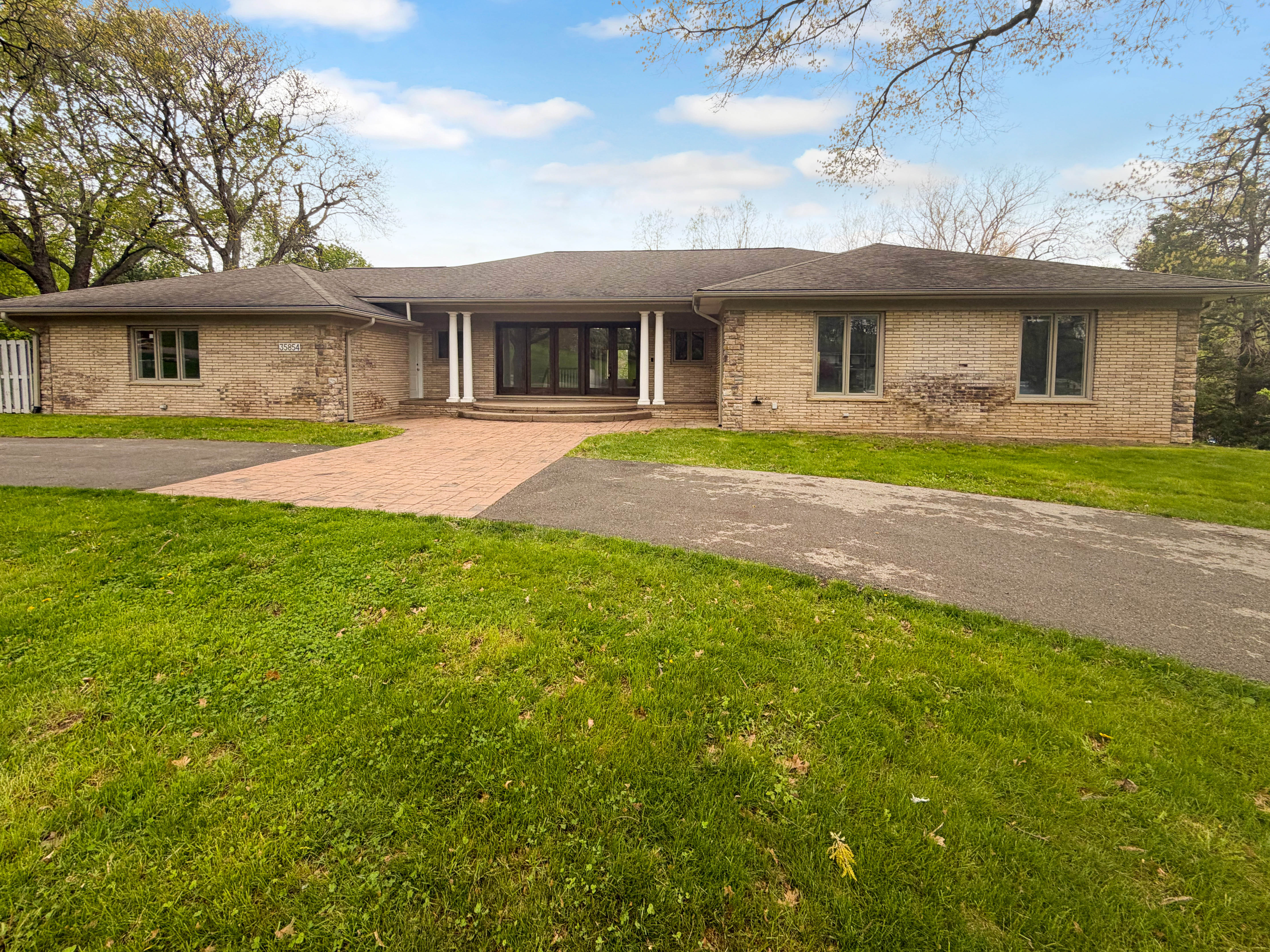 Photo 34 of 38 of 35854 Castlemeadow Dr, Farmington Hills, MI