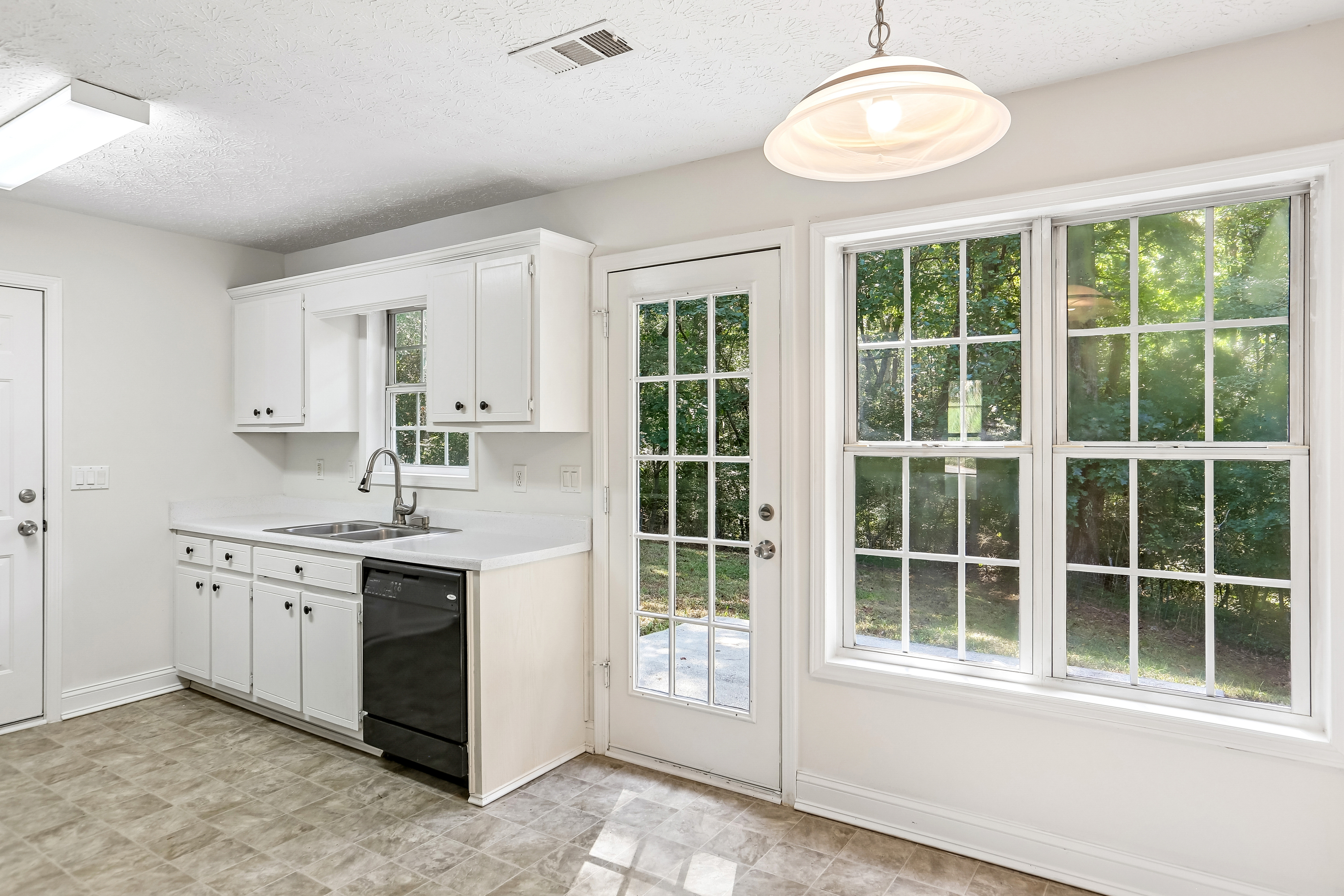 Photo 7 of 47 of 5511 Pond Mill Ct, Flowery Branch, GA