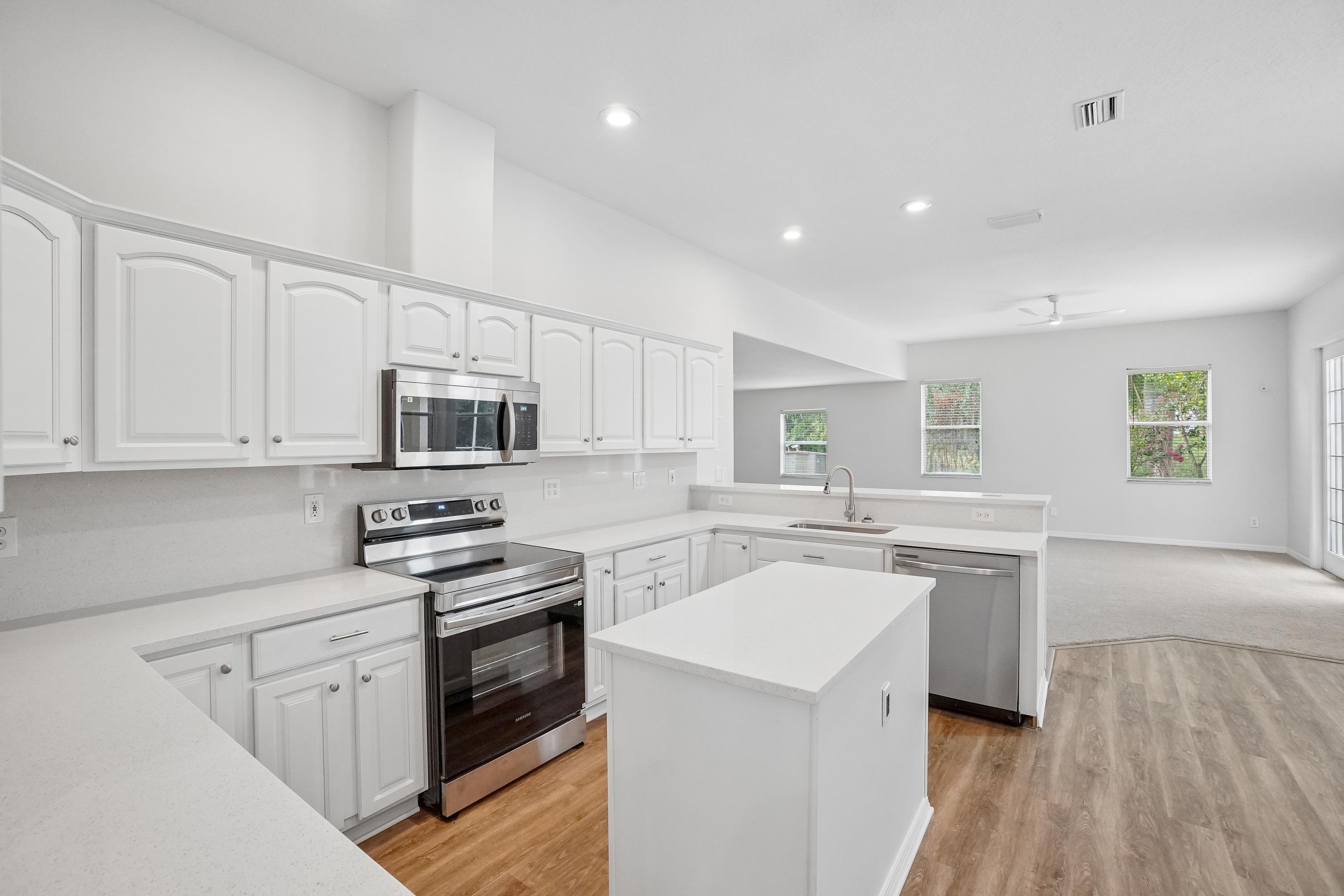 Photo 3 of 35 of 17718 Crystal Cove Pl, Lutz, FL