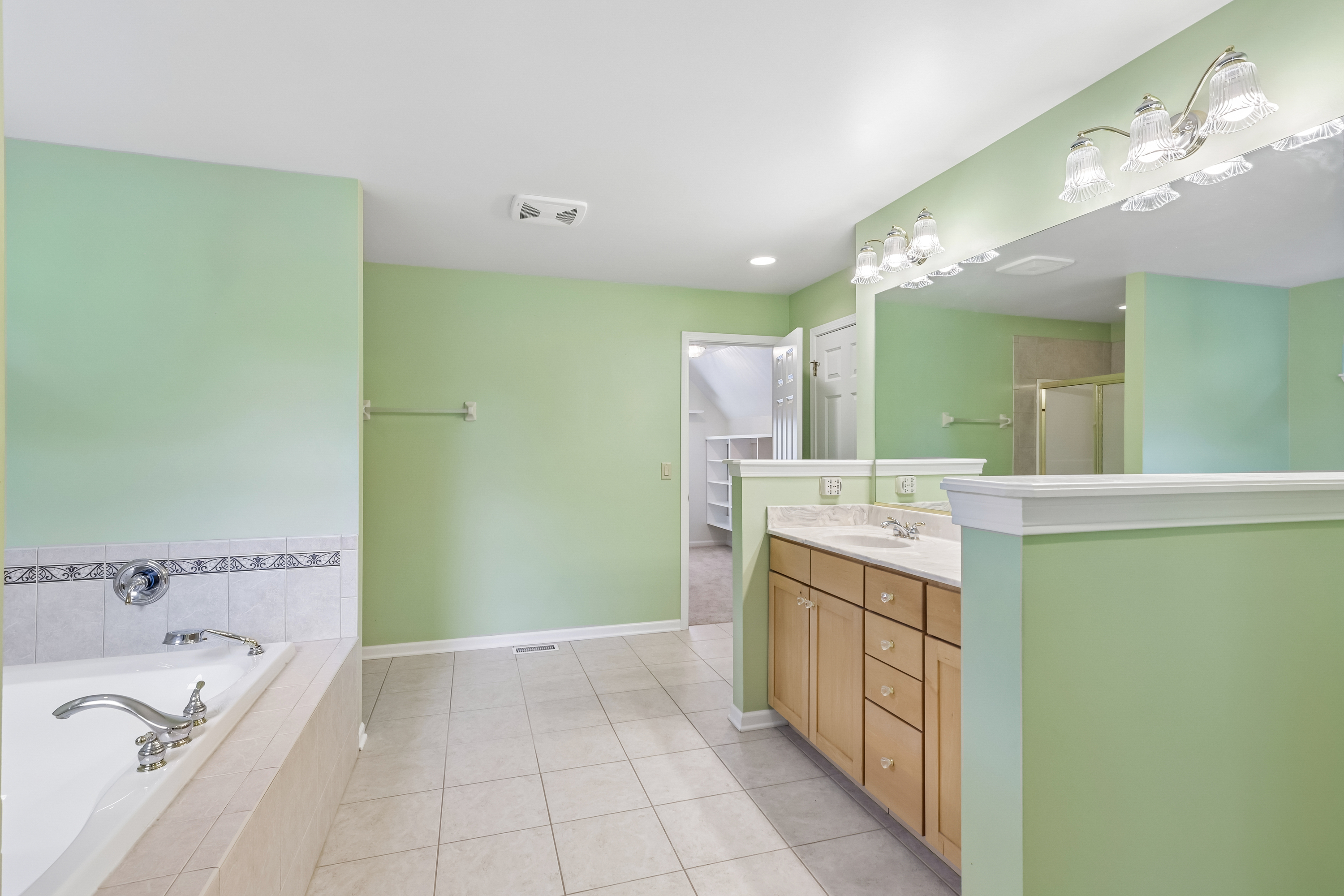 Photo 35 of 41 of 426 Heatherwood Dr, Oswego, IL