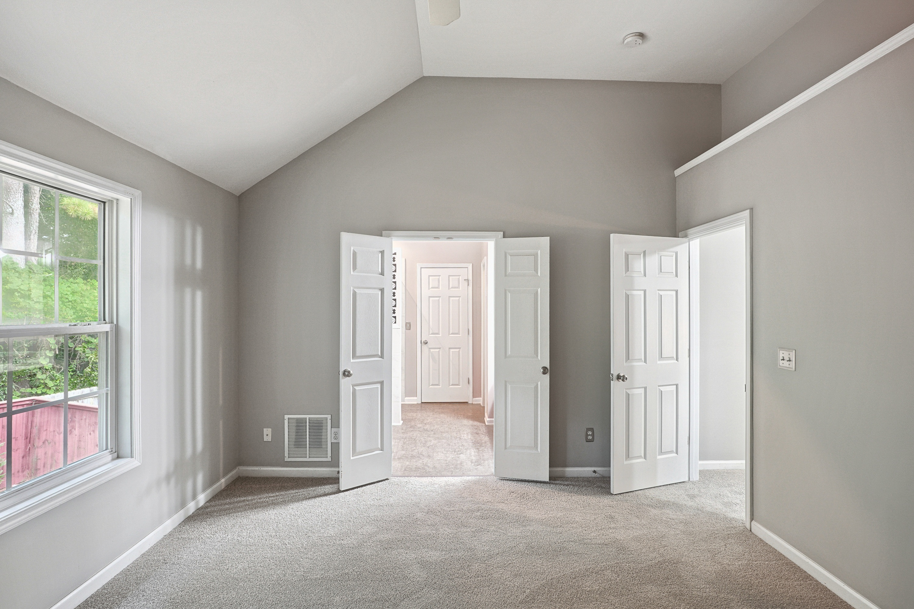 Photo 4 of 27 of 5659 Chatham Cir, Norcross, GA