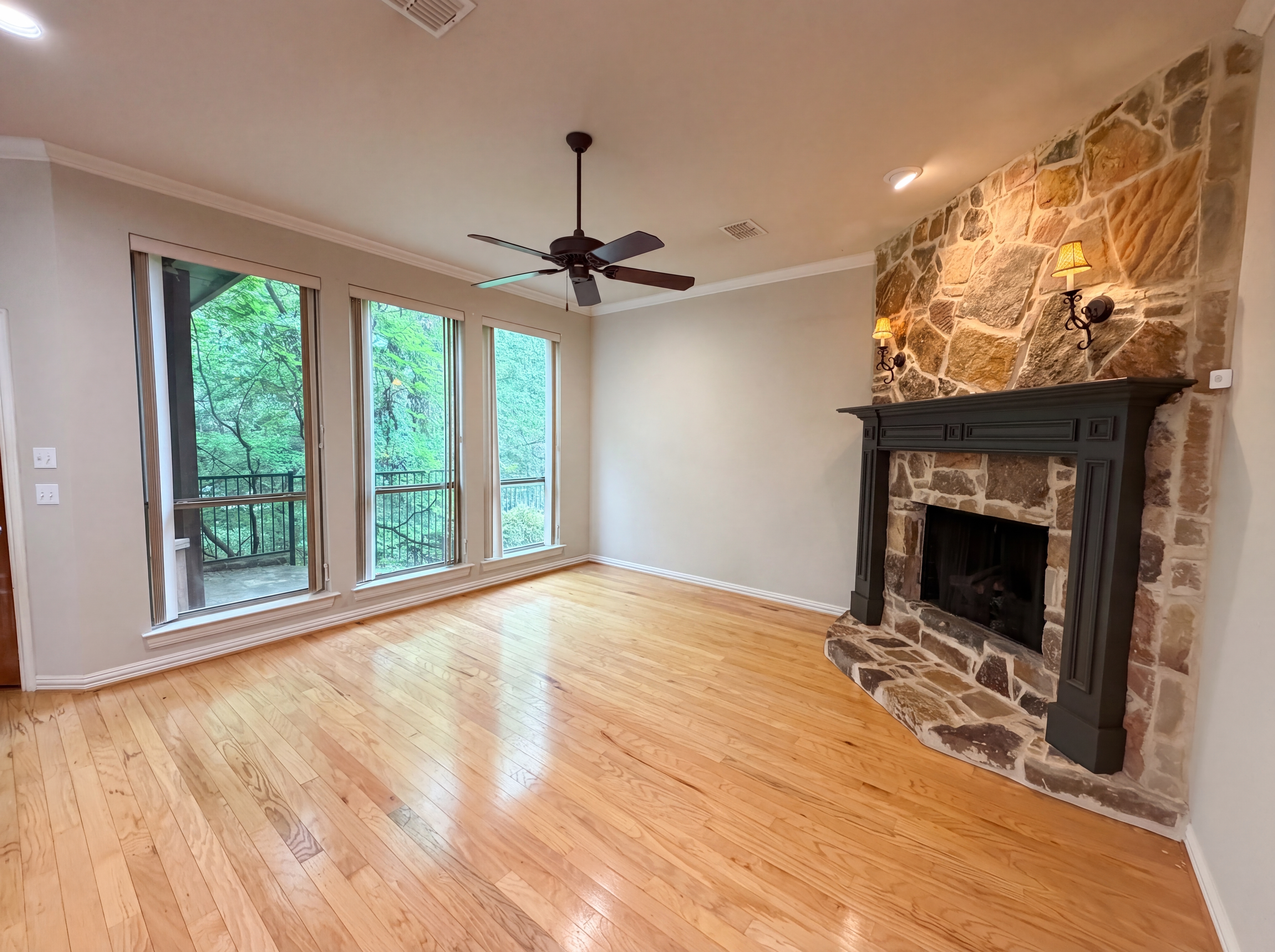 Photo 9 of 29 of 1309 Winding Brook Dr, Garland, TX