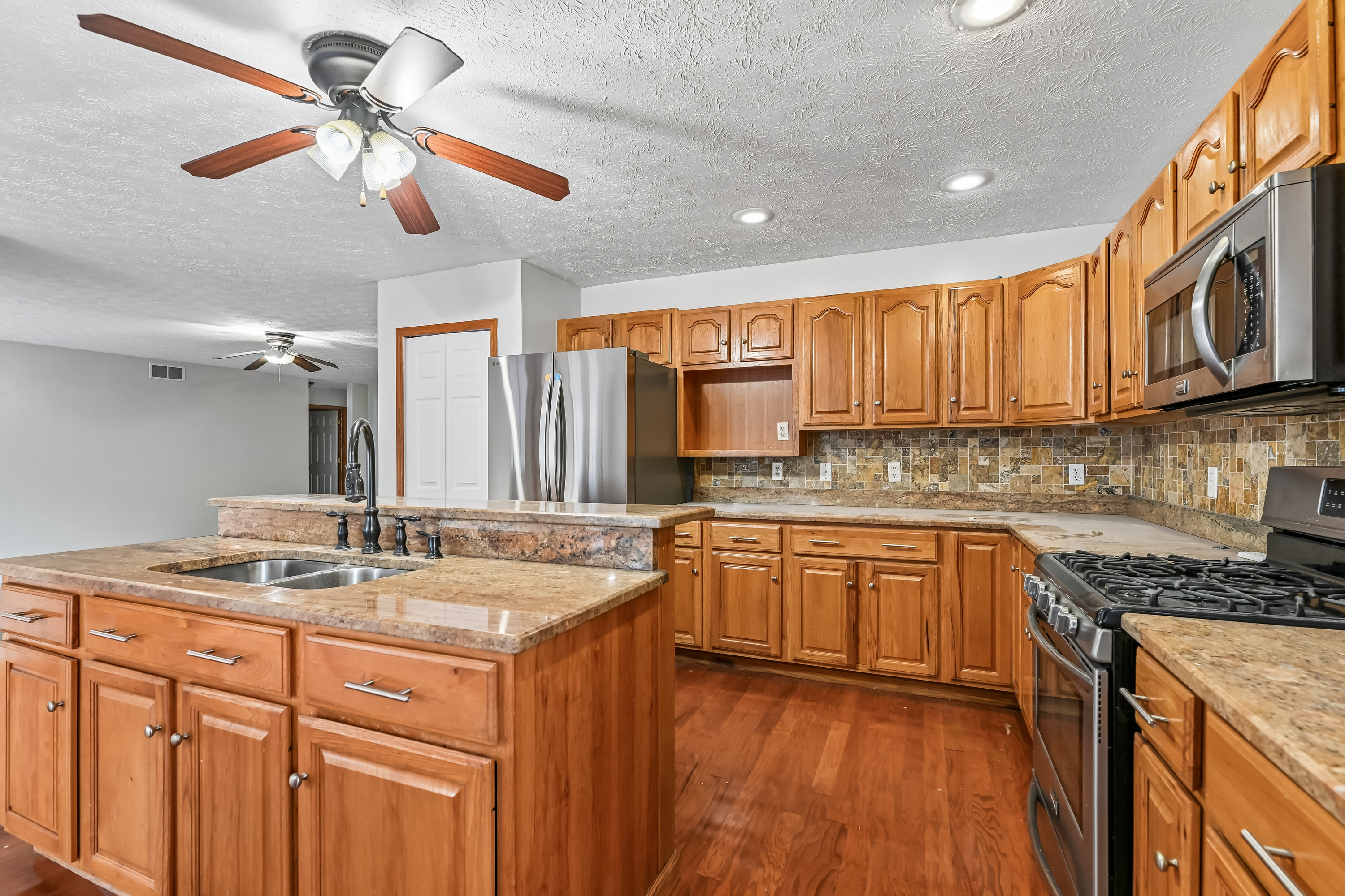 Photo 9 of 42 of 2145 Overland Ave NE, Warren, OH