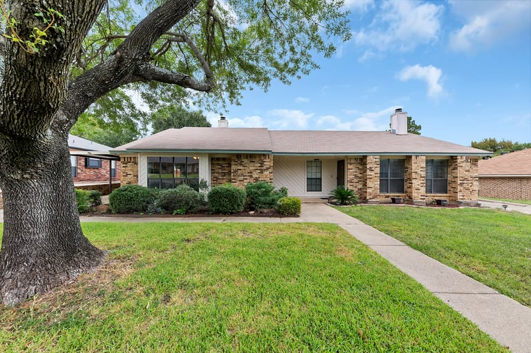 Photo 1 of 20 - 2317 Chestnut Way, Bedford, TX 76022