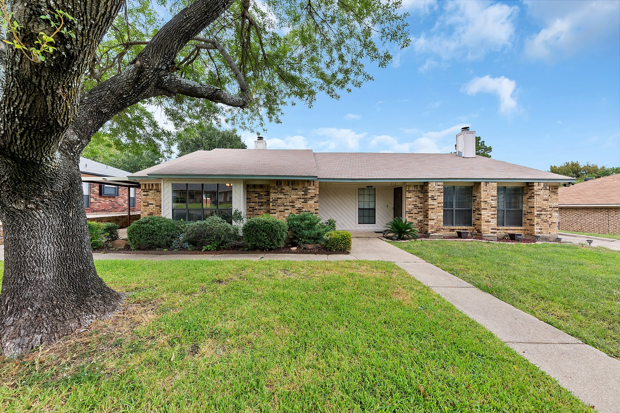 Photo 1 of 20 - 2317 Chestnut Way, Bedford, TX 76022