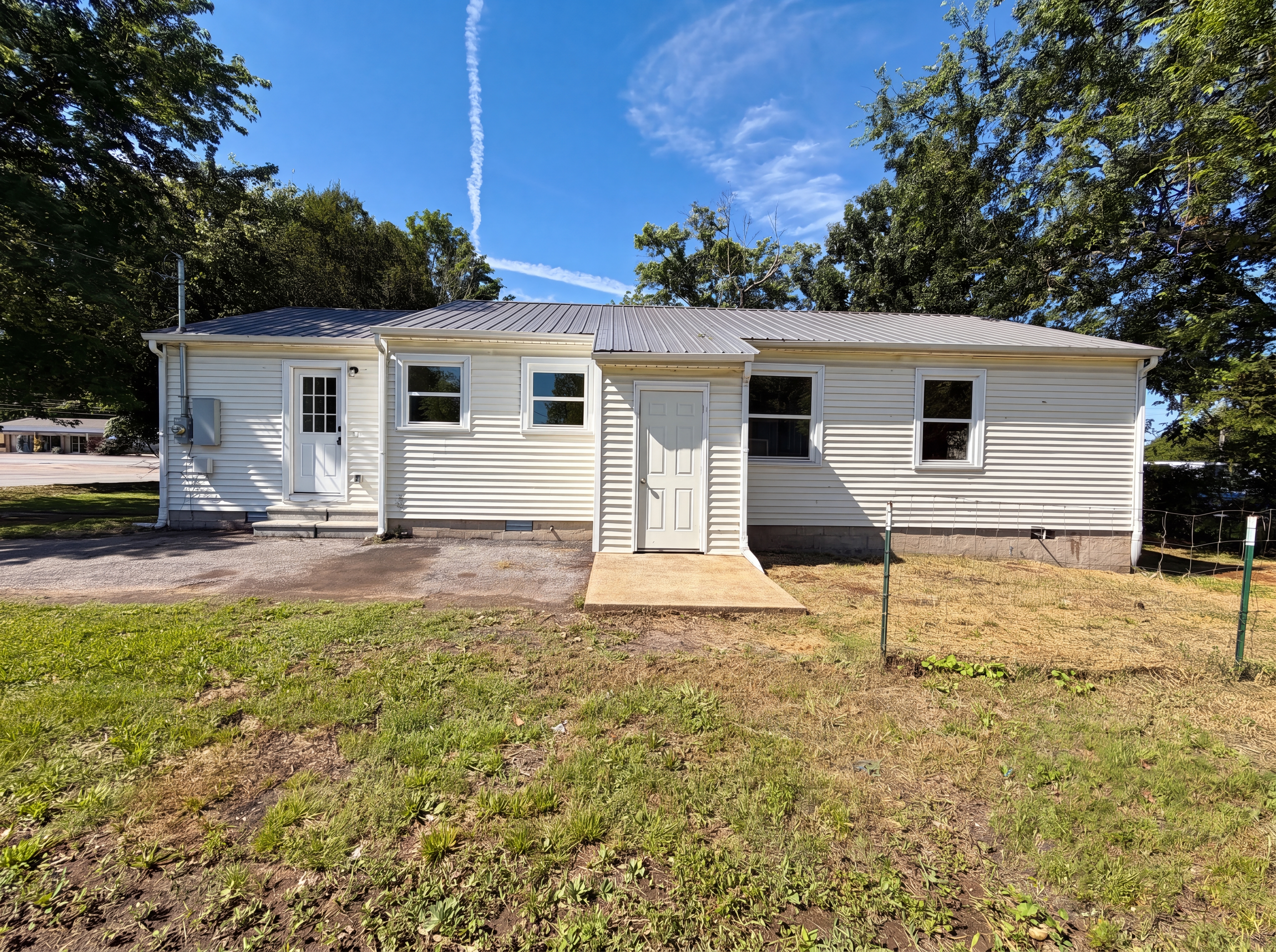 Photo 5 of 19 of 1036 E Commerce St, Lewisburg, TN