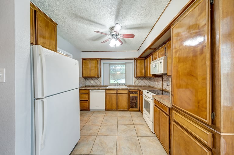 Photo 7 of 32 - 4725 Cinnamon Hill Dr, Fort Worth, TX 76133