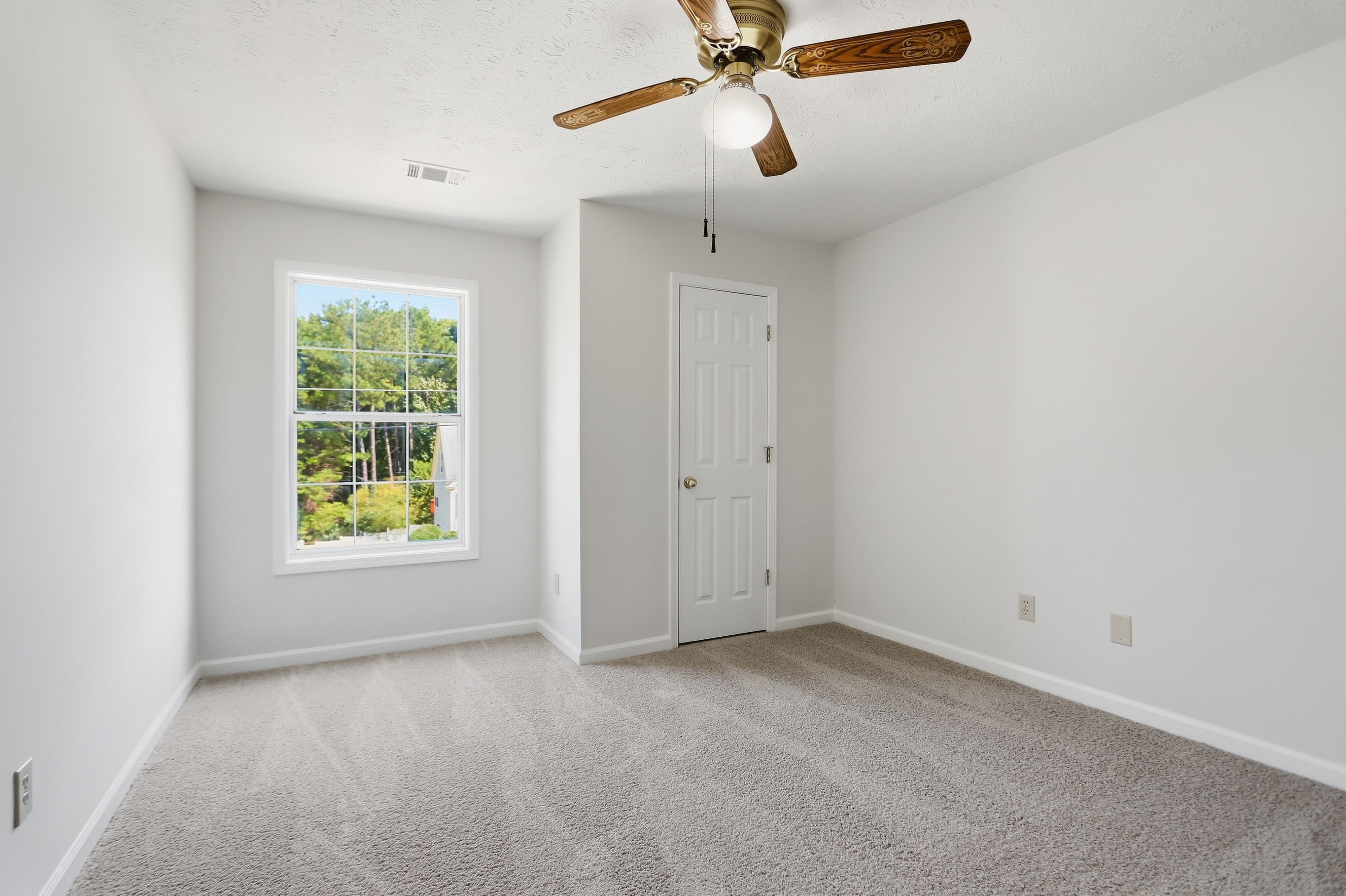 Photo 12 of 38 of 5430 Princeton Oaks Dr, Sugar Hill, GA