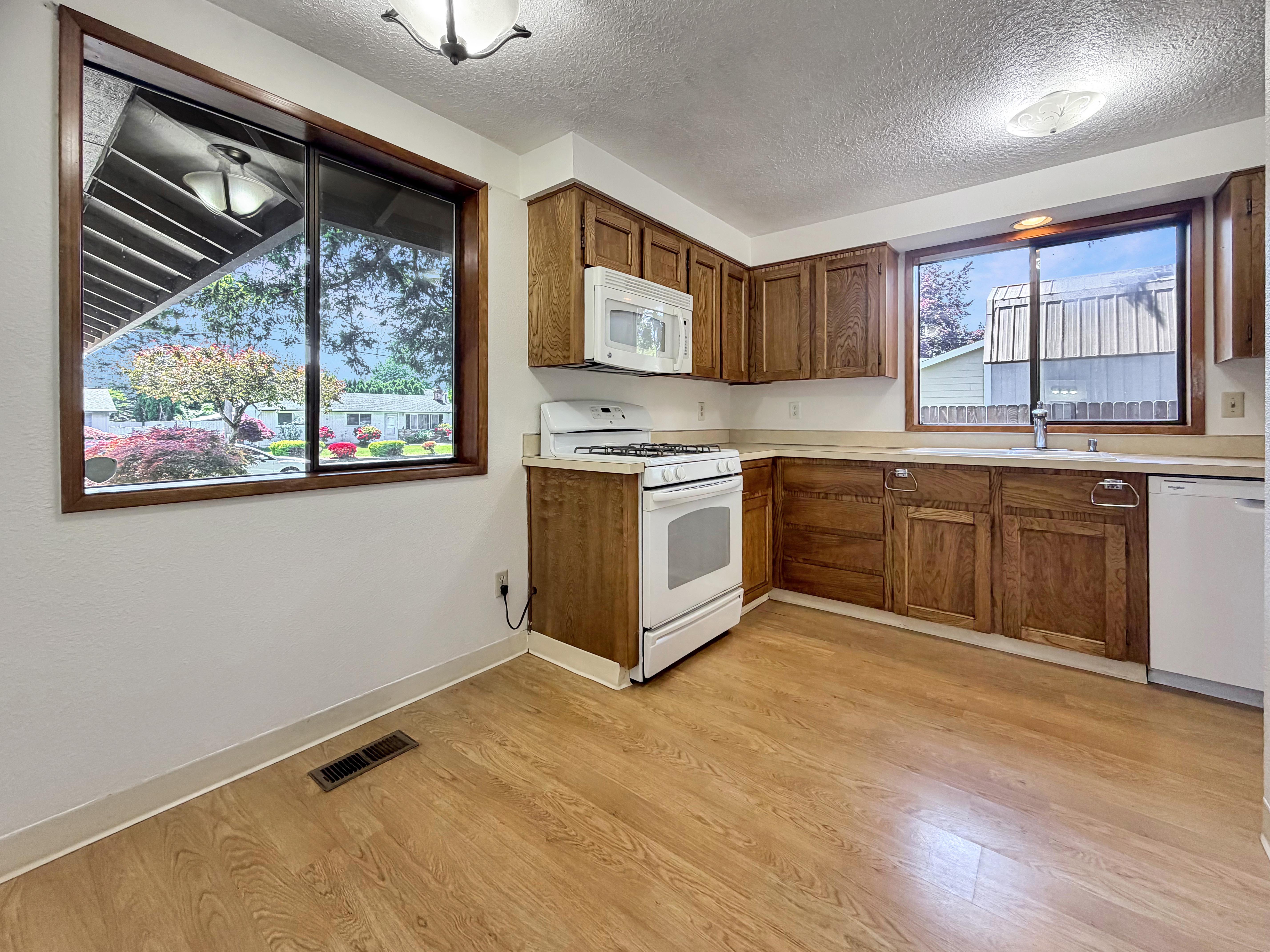 Photo 2 of 13 of 18513 SE Stephens St, Portland, OR
