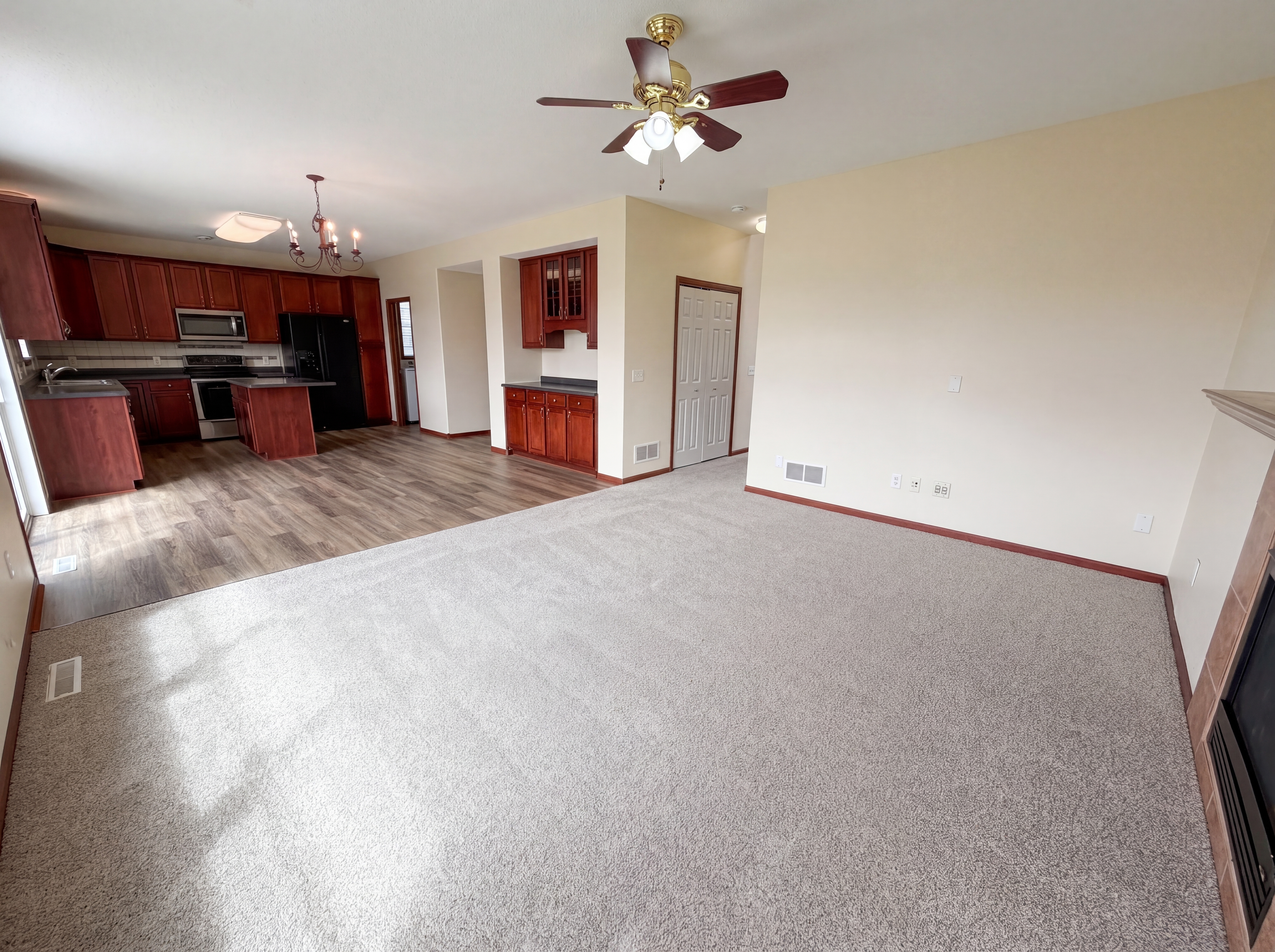 Photo 3 of 31 of 6757 Troy Ln N, Maple Grove, MN