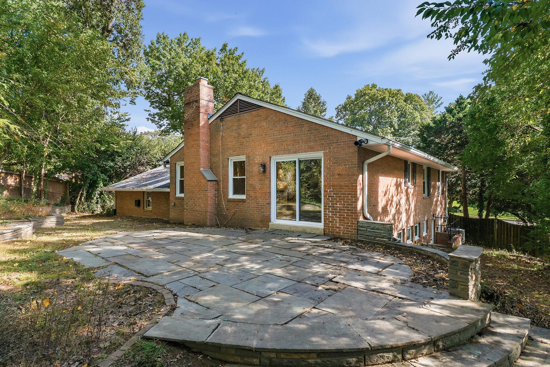 Photo 5 of 20 of 8706 Braeburn Dr, Annandale, VA
