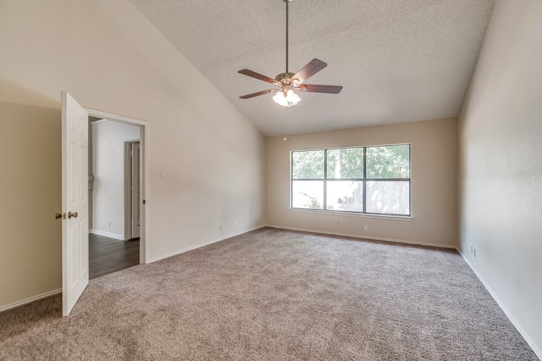 Photo 3 of 24 - 9746 Quiet Lk, San Antonio, TX 78254