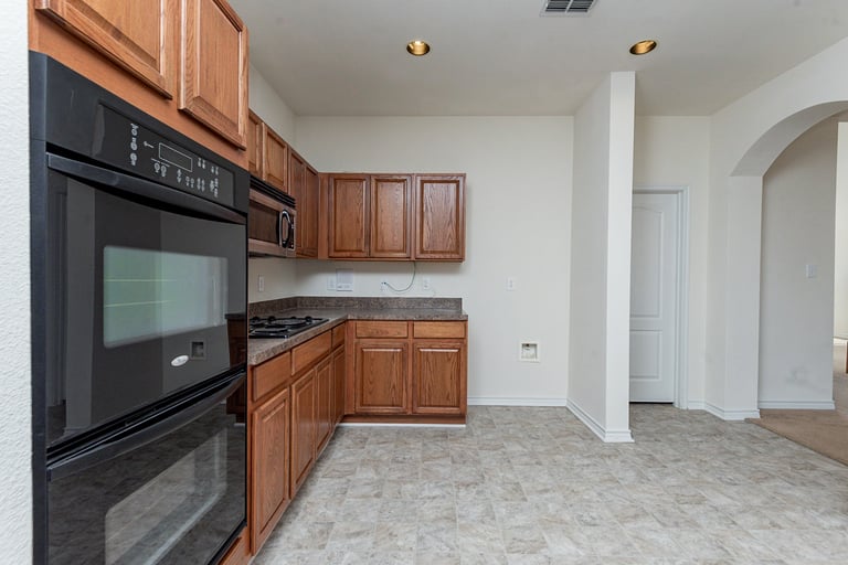 Photo 8 of 33 - 7715 Longbow Ln, Arlington, TX 76002