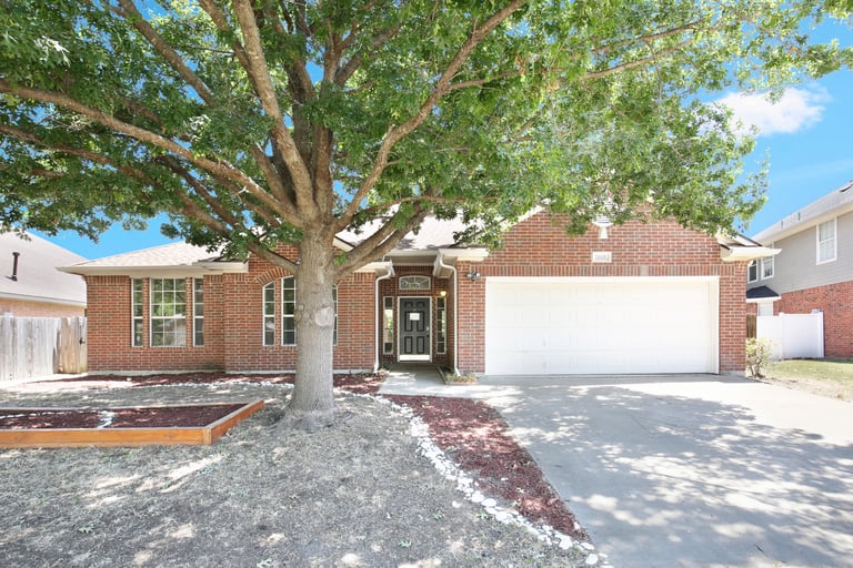 Photo 4 of 24 - 2825 Garden Oaks Pl, Grand Prairie, TX 75052