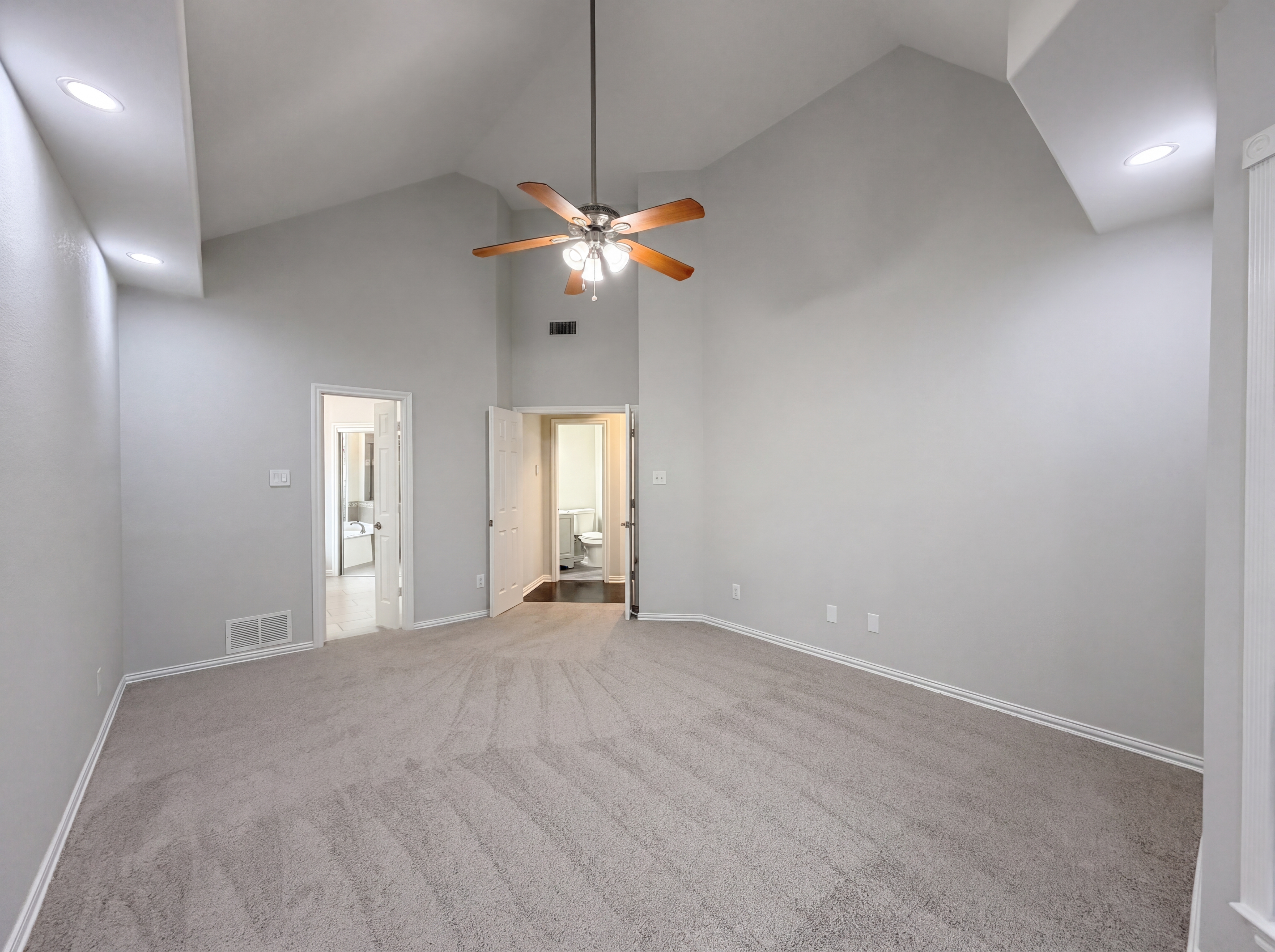 Photo 13 of 27 of 7707 Windmere Ct, Irving, TX
