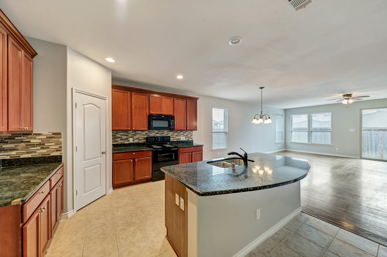 Photo 7 of 26 - 8737 Stone Valley Dr, Fort Worth, TX 76244