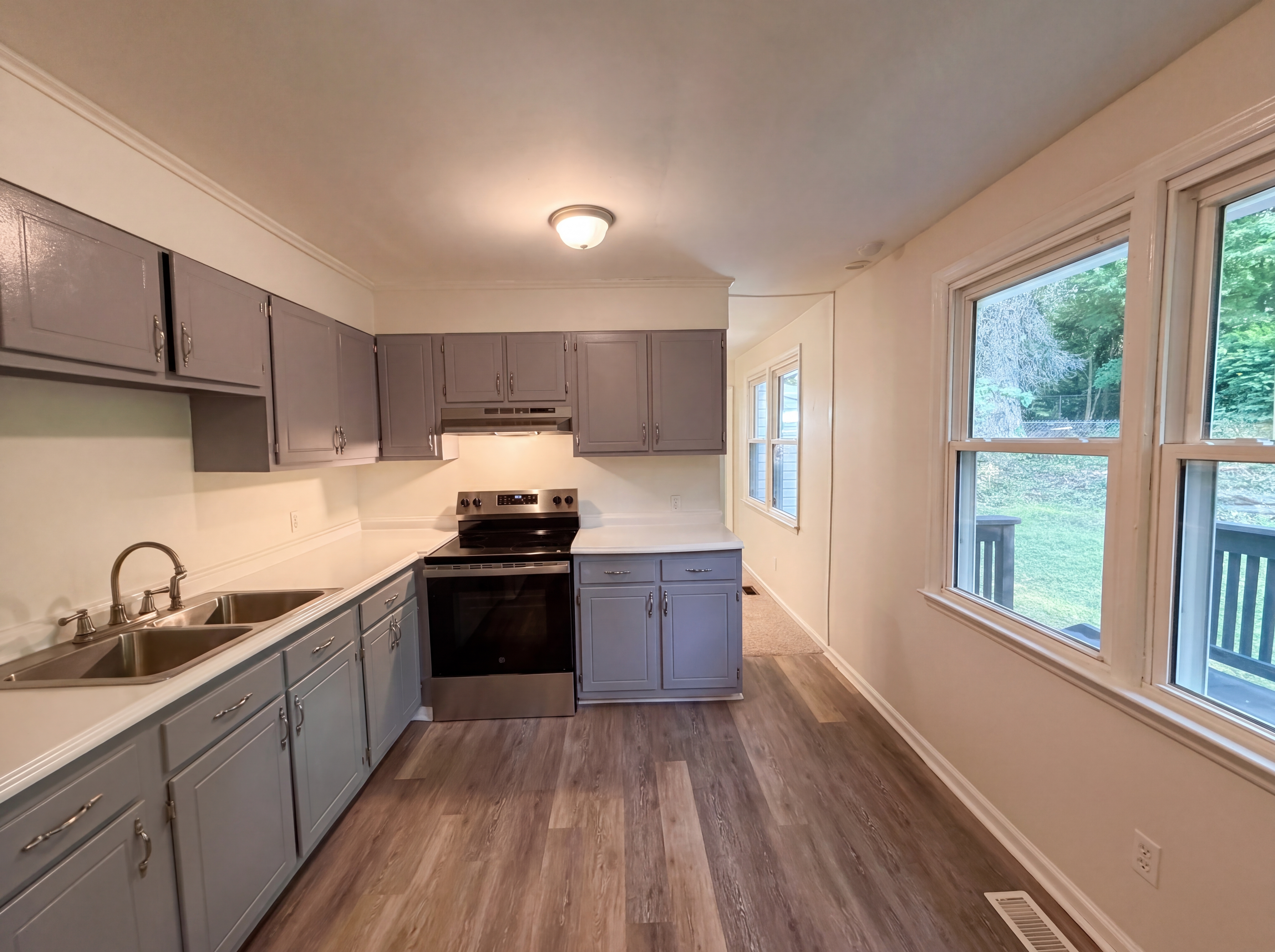 Photo 2 of 16 of 310 Robin Hood Dr, Raleigh, NC
