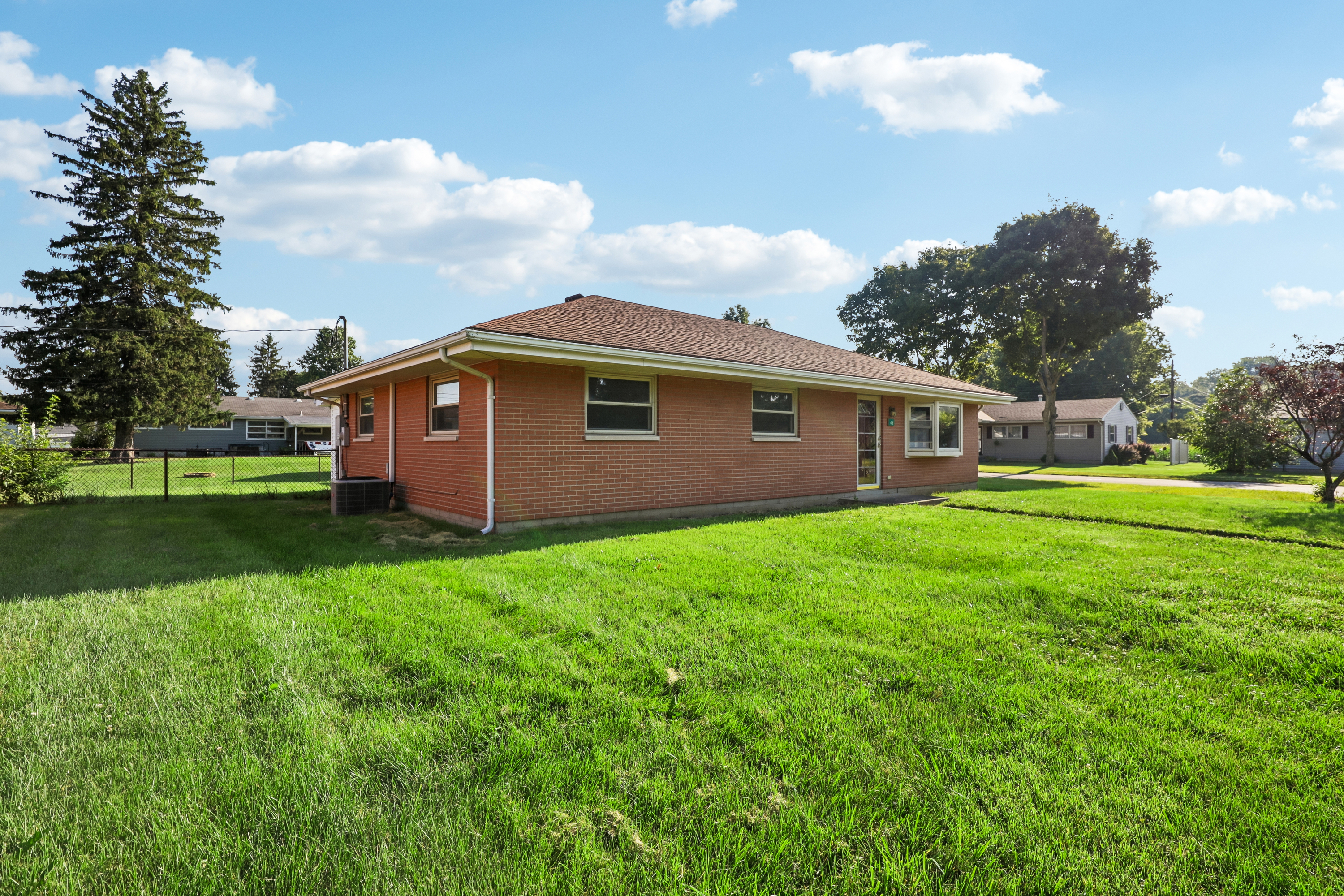 Photo 11 of 38 of 48 S Circle Dr, Germantown, OH