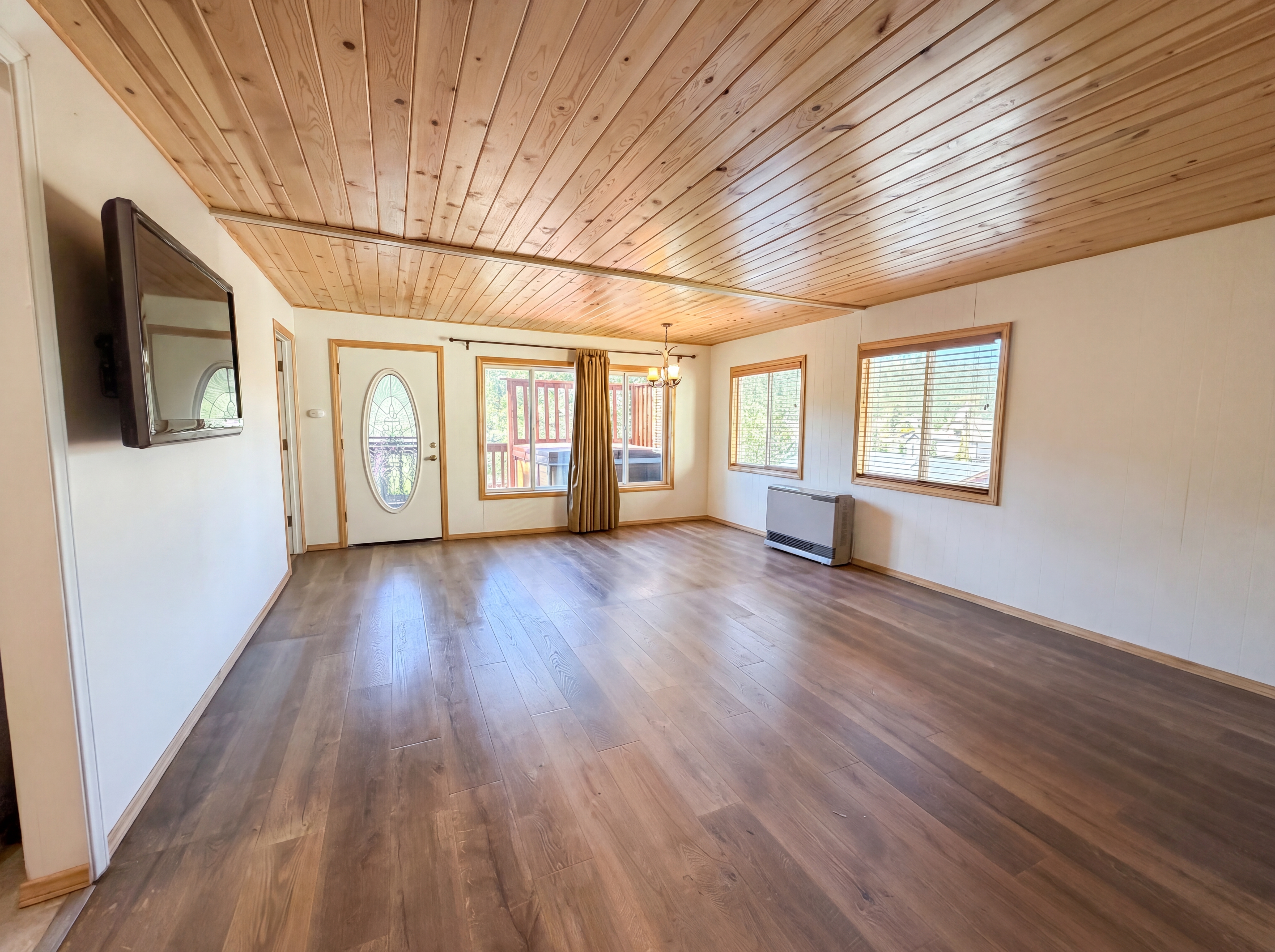 Photo 3 of 23 of 718 Blue Jay Rd, Big Bear Lake, CA