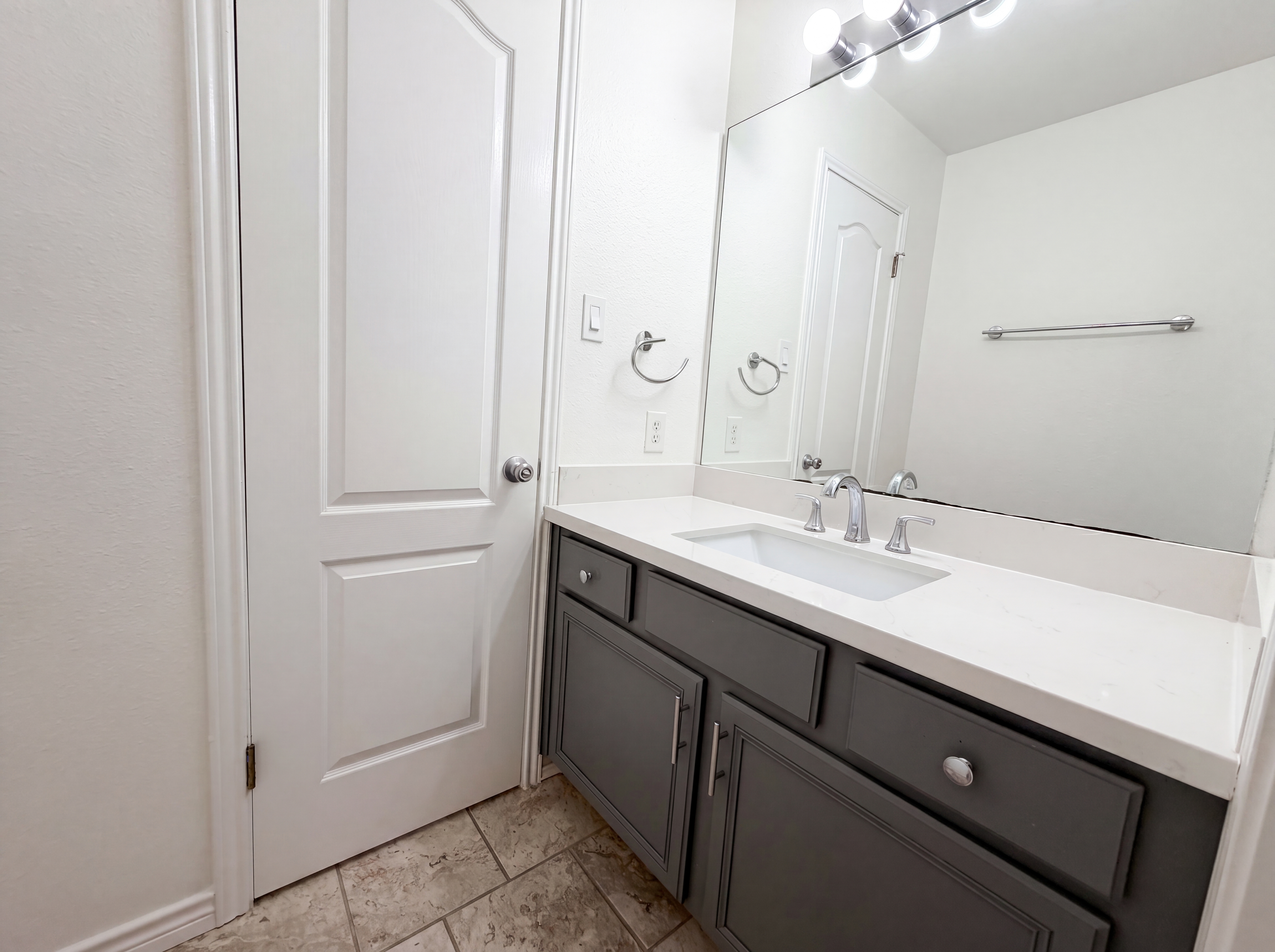 Photo 13 of 18 of 8423 Berry Knoll Dr, Universal City, TX