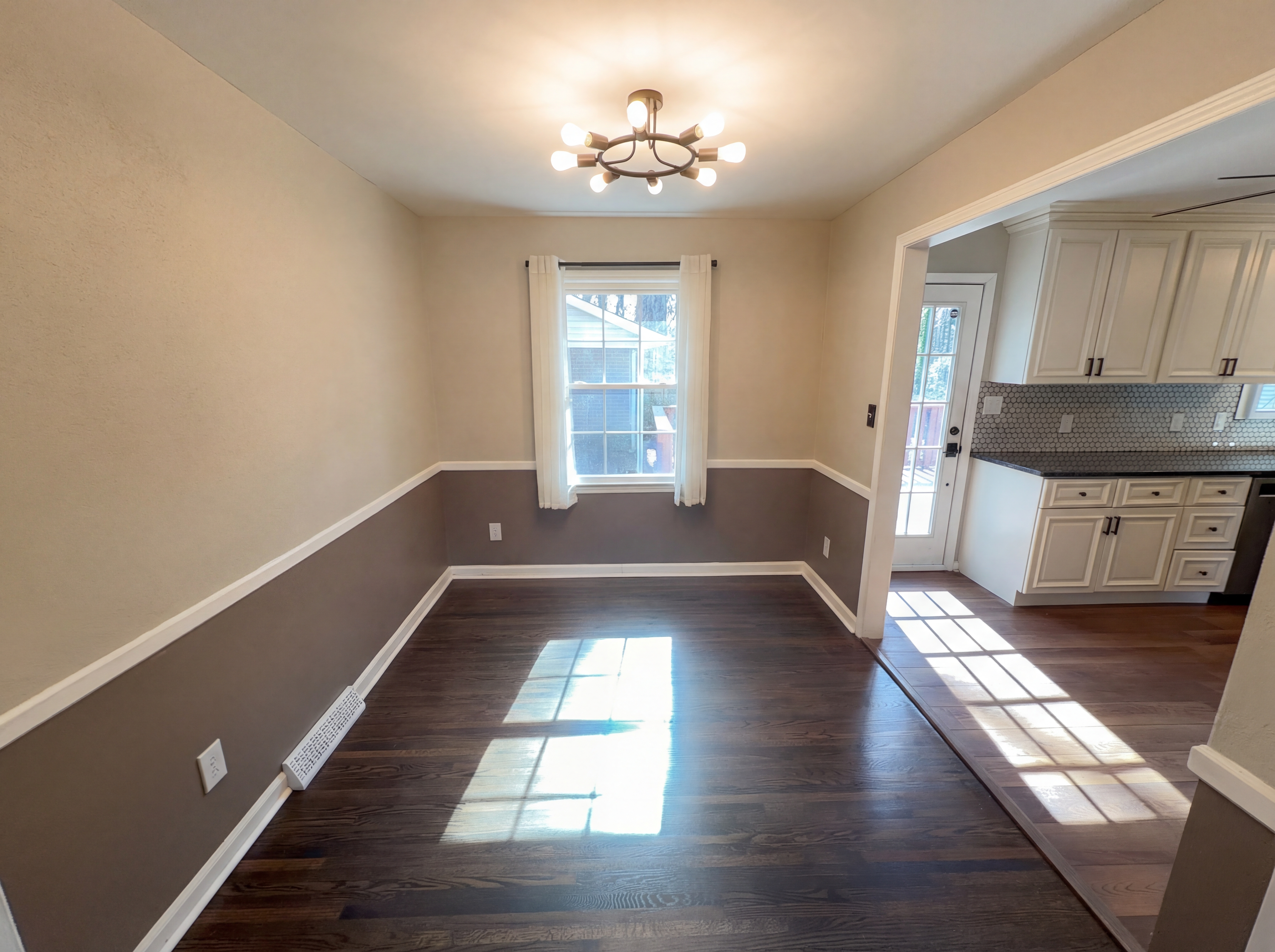 Photo 9 of 31 of 7700 Meadowdale Ln, Charlotte, NC