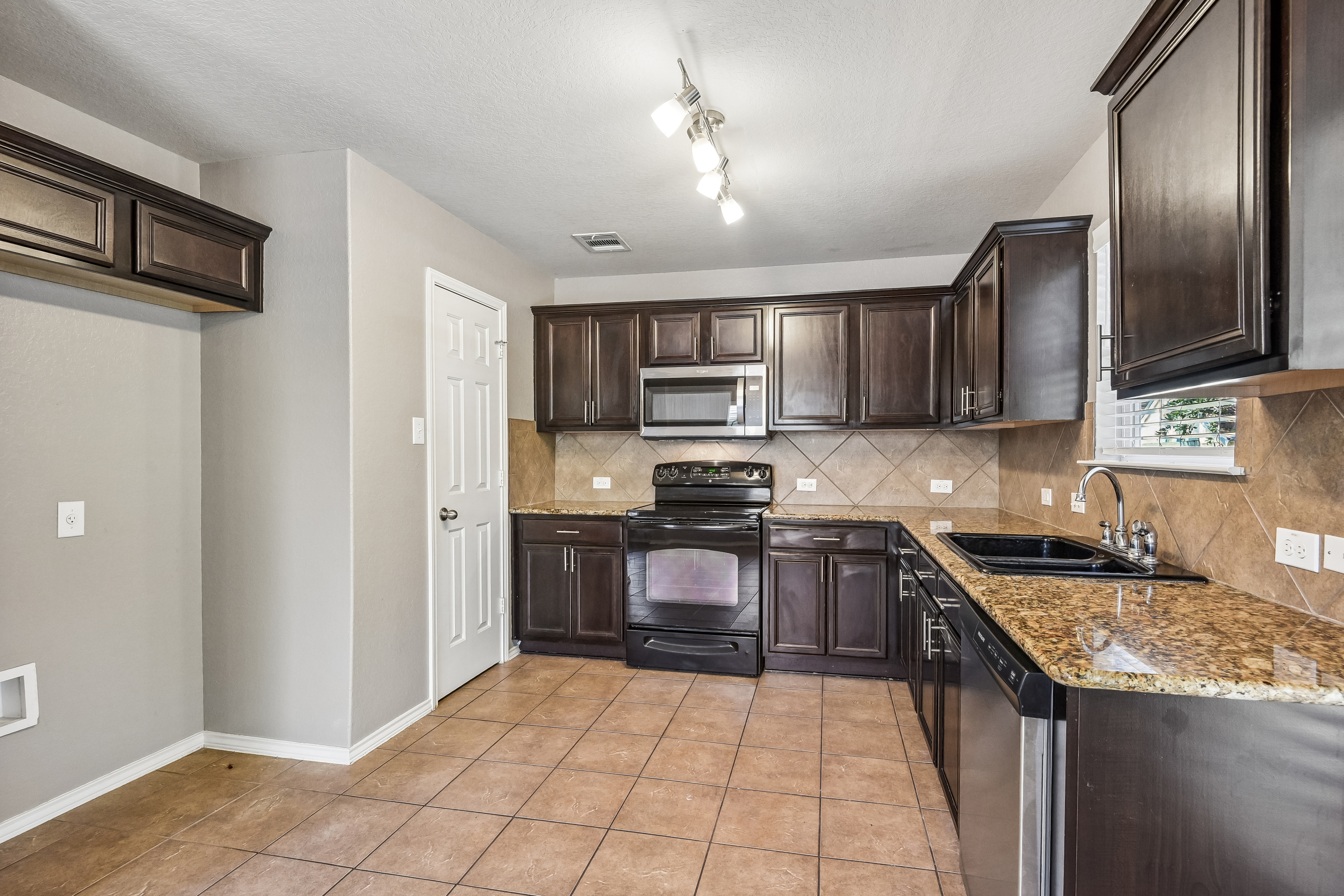 Photo 2 of 49 of 2535 Fayette Dr, New Braunfels, TX