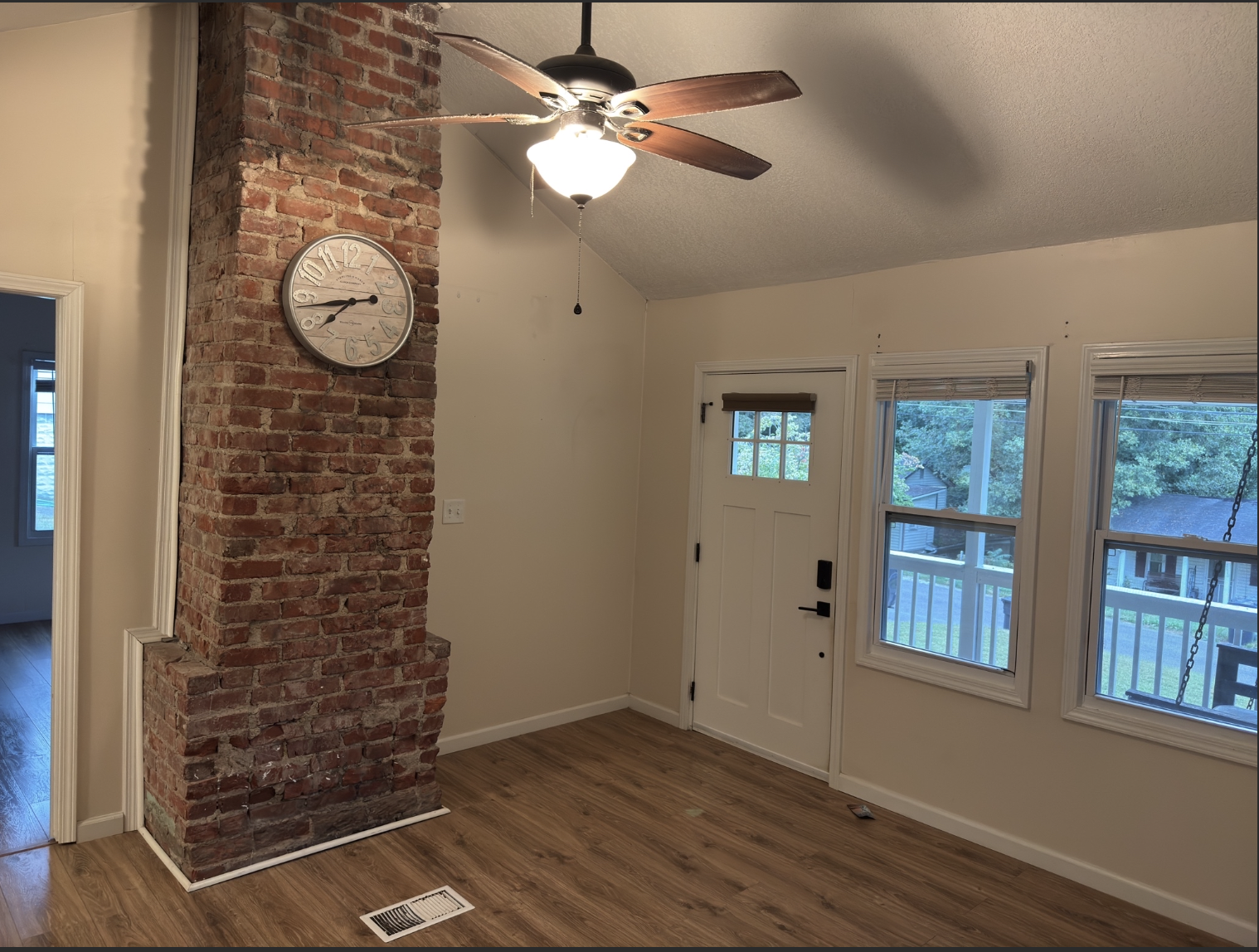 Photo 3 of 13 of 2111 Bernhurst Dr, Knoxville, TN