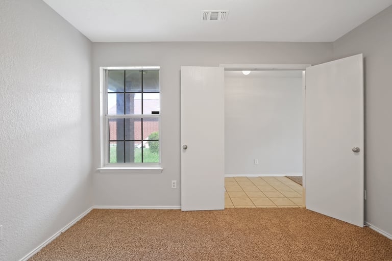Photo 15 of 26 - 9812 Parkmere Dr, Fort Worth, TX 76108