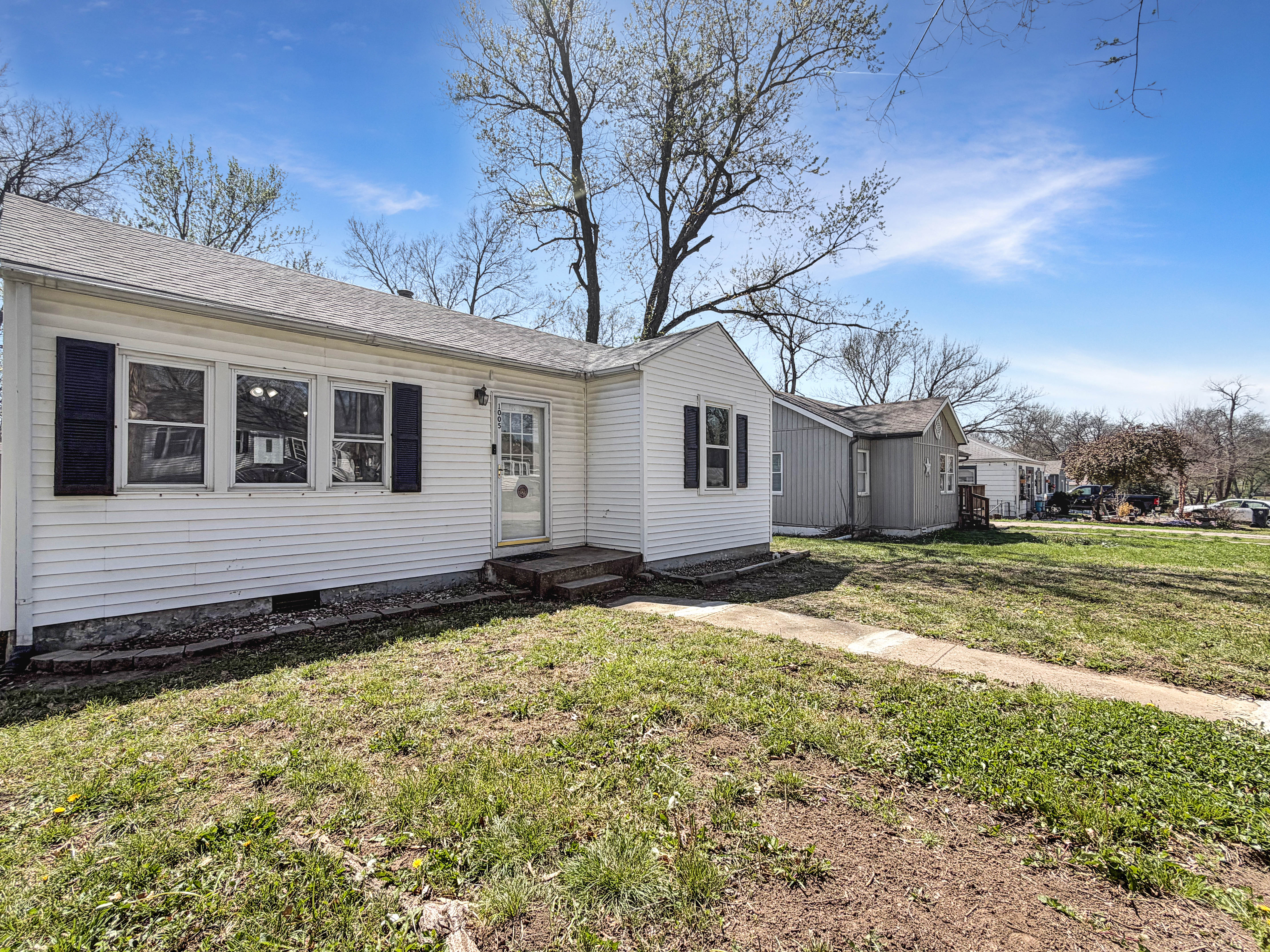 Photo 12 of 14 of 1005 NE 44th St, Kansas City, MO