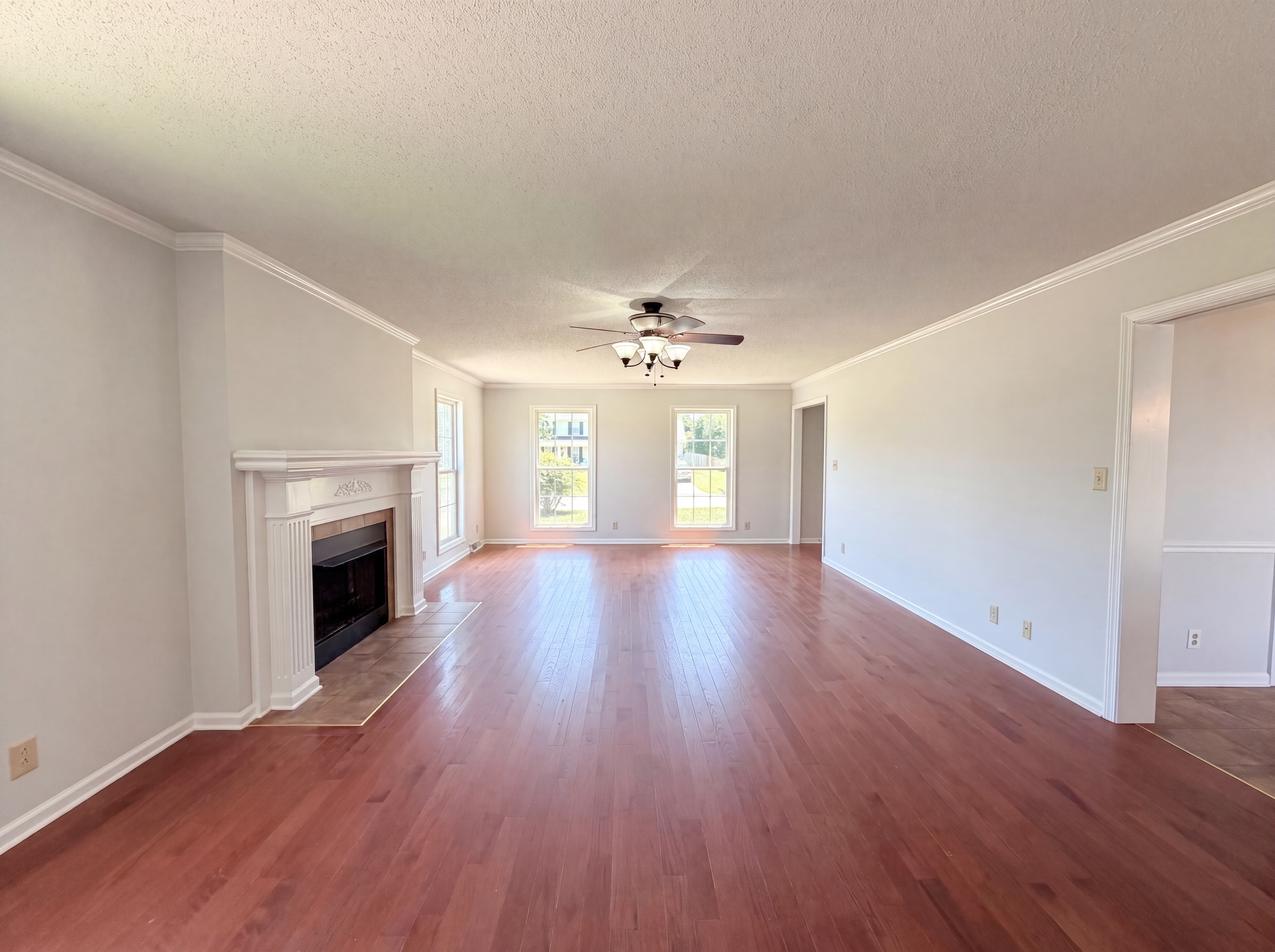 Photo 3 of 24 of 1117 Thornberry Dr, Clarksville, TN