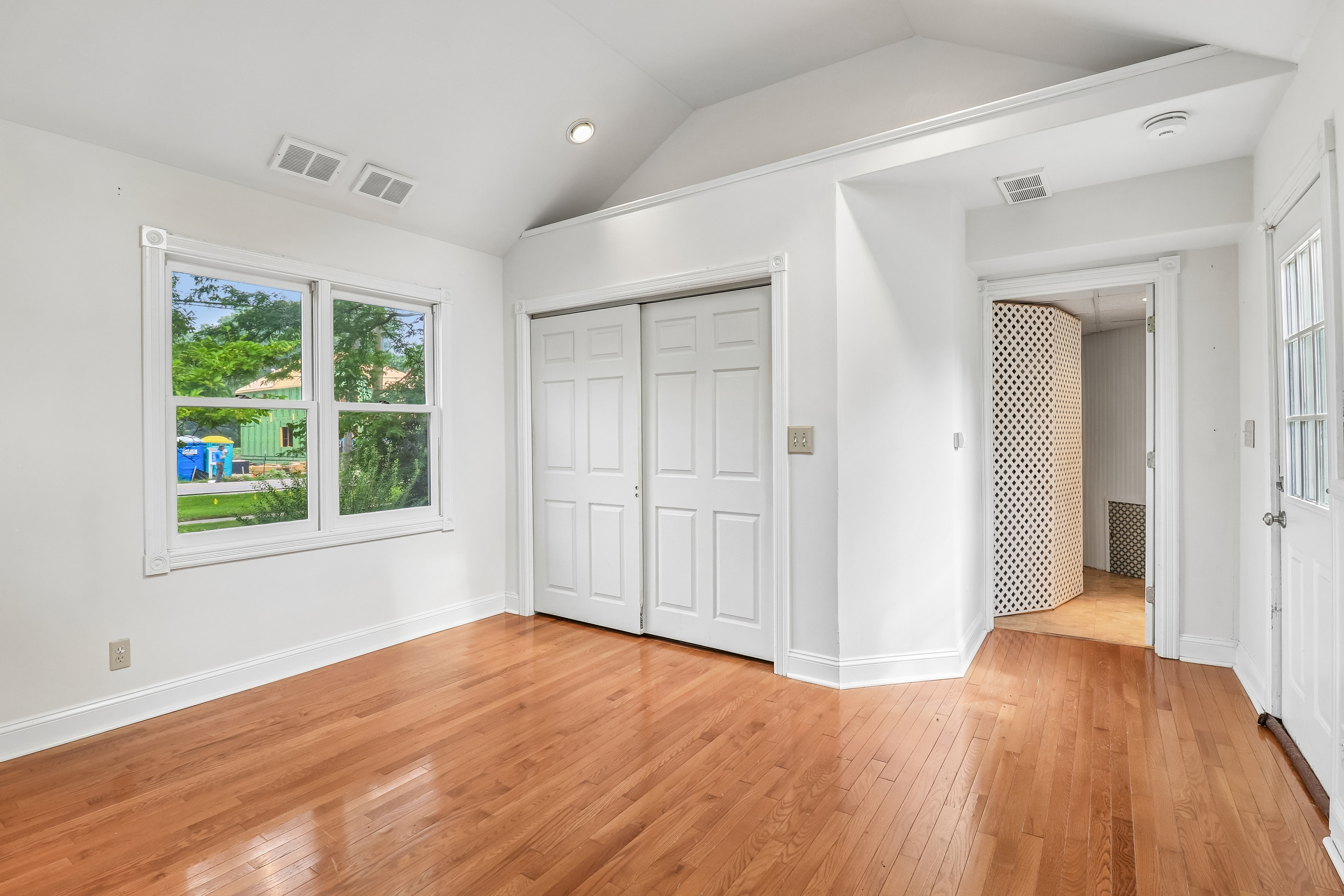 Photo 28 of 35 of 4811 Roslyn Rd, Downers Grove, IL