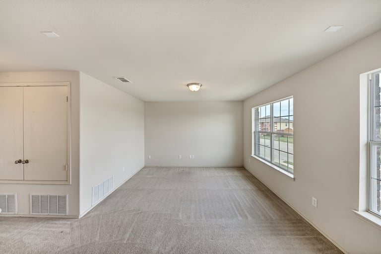 Photo 16 of 28 - 252 Rock Meadow Dr, Crowley, TX 76036
