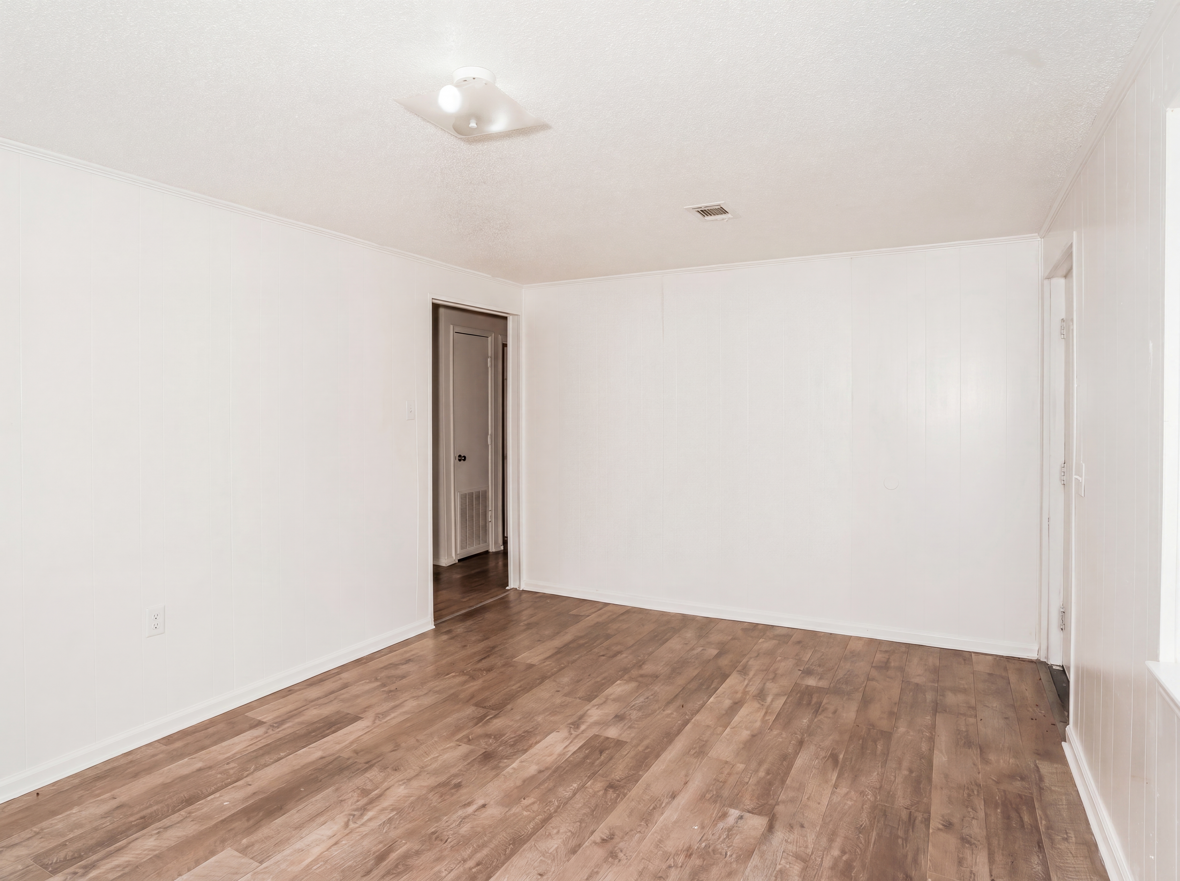 Photo 11 of 41 of 733 Sutton St, Jesup, GA
