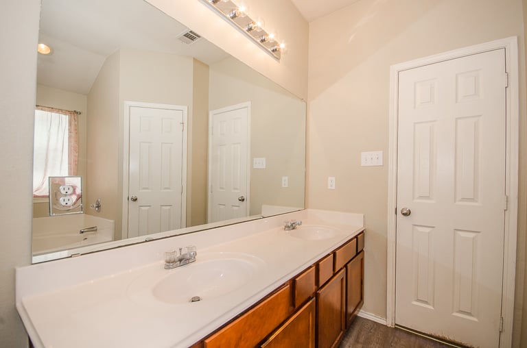 Photo 13 of 22 - 14516 Little Anne Dr, Little Elm, TX 75068