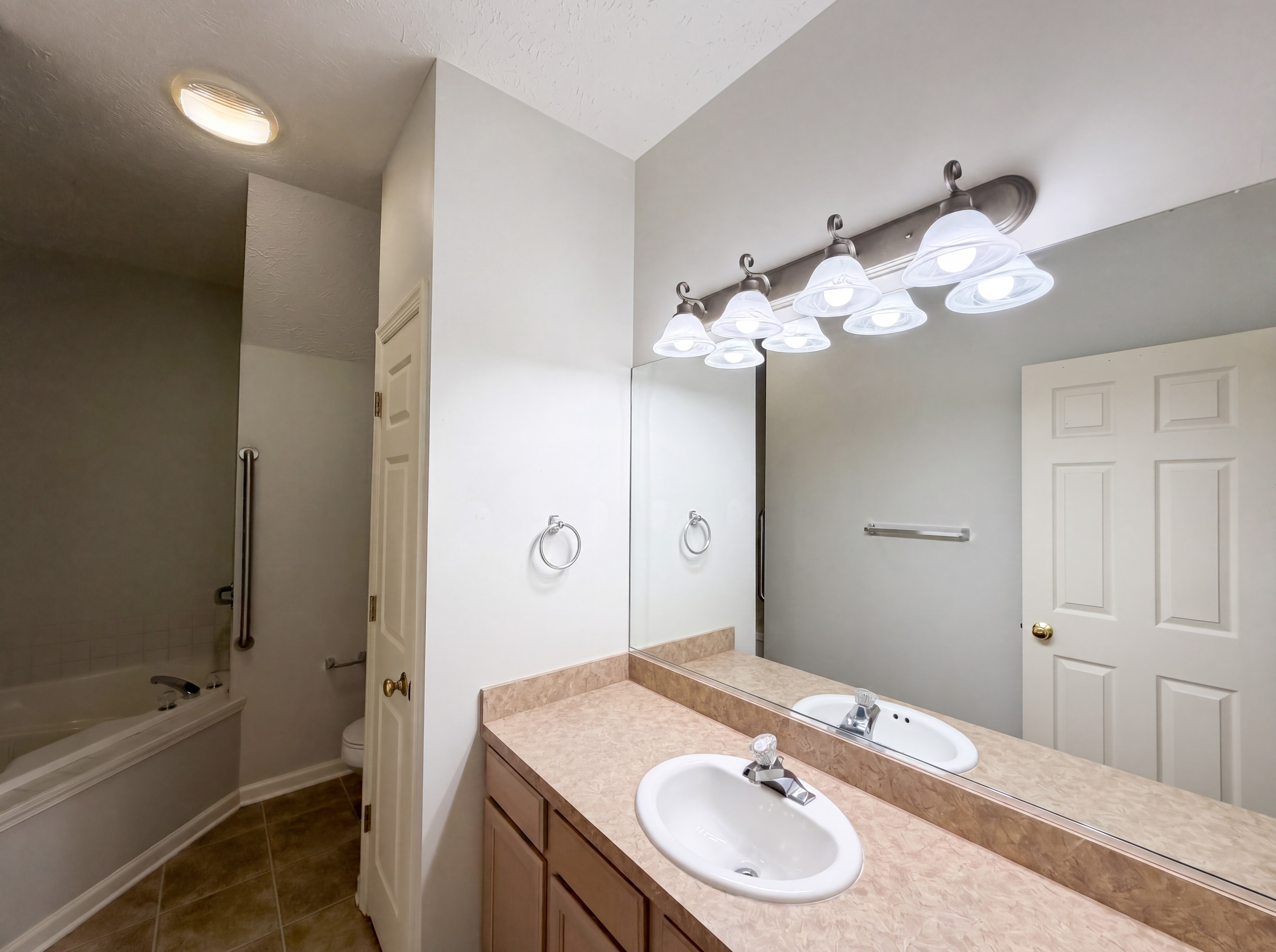 Photo 16 of 20 of 8757 Roberts Ct, Olmsted Falls, OH